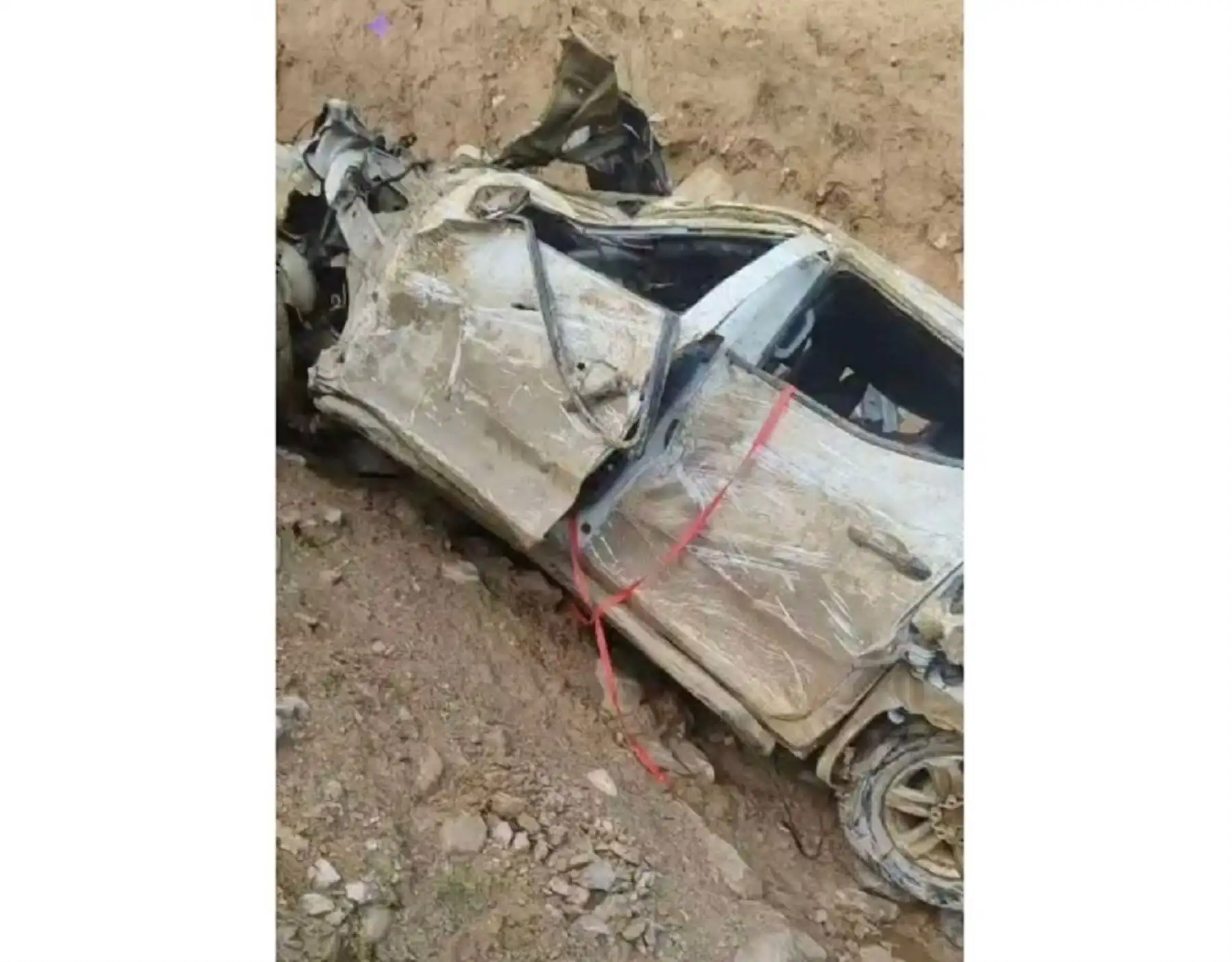 La camioneta que cayó a un abismo de más de 500 metros quedó totalmente destrozado. Cuatro de sus cinco ocupantes fallecieron y el quinto se encuentra desaparecido.