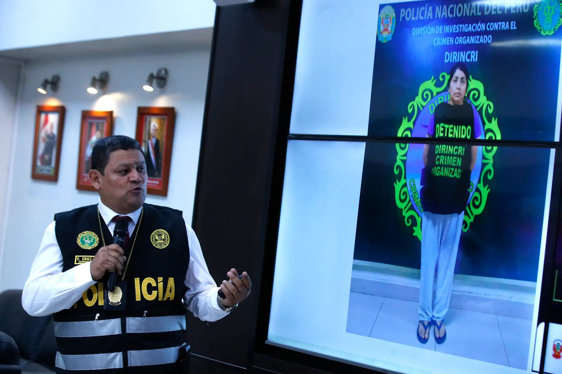 Coronel CRNL, Eduardo Martín Cruz Chavez, brinda conferencia de prensa sobre  Vilma Marveli Zeña Santamaría (47años), sentenciada a más de 30 años de prisión por el delito de trata de personas agravada y esclavitud, en el marco del recordado caso Nicolini
Foto: ANDINA/ Eddy Ramos