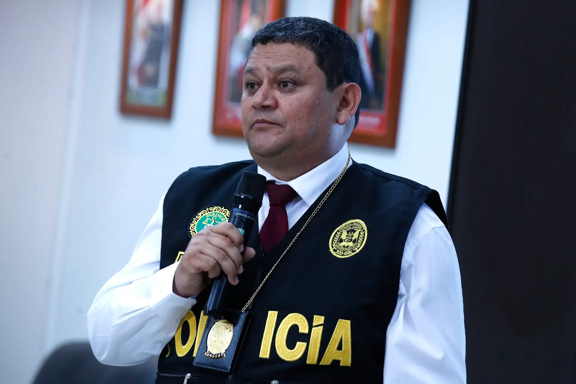 Coronel CRNL, Eduardo Martín Cruz Chavez, brinda conferencia de prensa sobre  Vilma Marveli Zeña Santamaría (47años), sentenciada a más de 30 años de prisión por el delito de trata de personas agravada y esclavitud, en el marco del recordado caso Nicolini
Foto: ANDINA/ Eddy Ramos