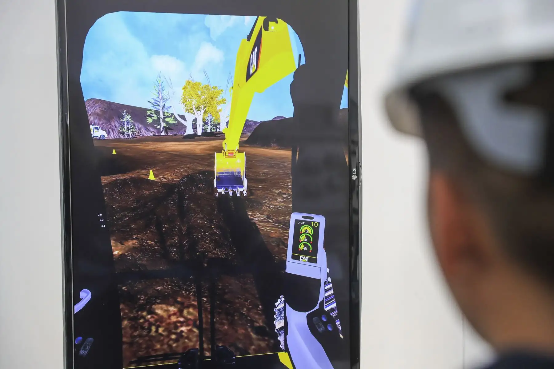 Simulador virtual de maquinaria pesada permite a los estudiantes del IESTPFFAA capacitarse en entornos digitales de alta fidelidad, similares a los que encontrarán en minería y construcción.  Foto: ANDINA/Ricardo Cuba