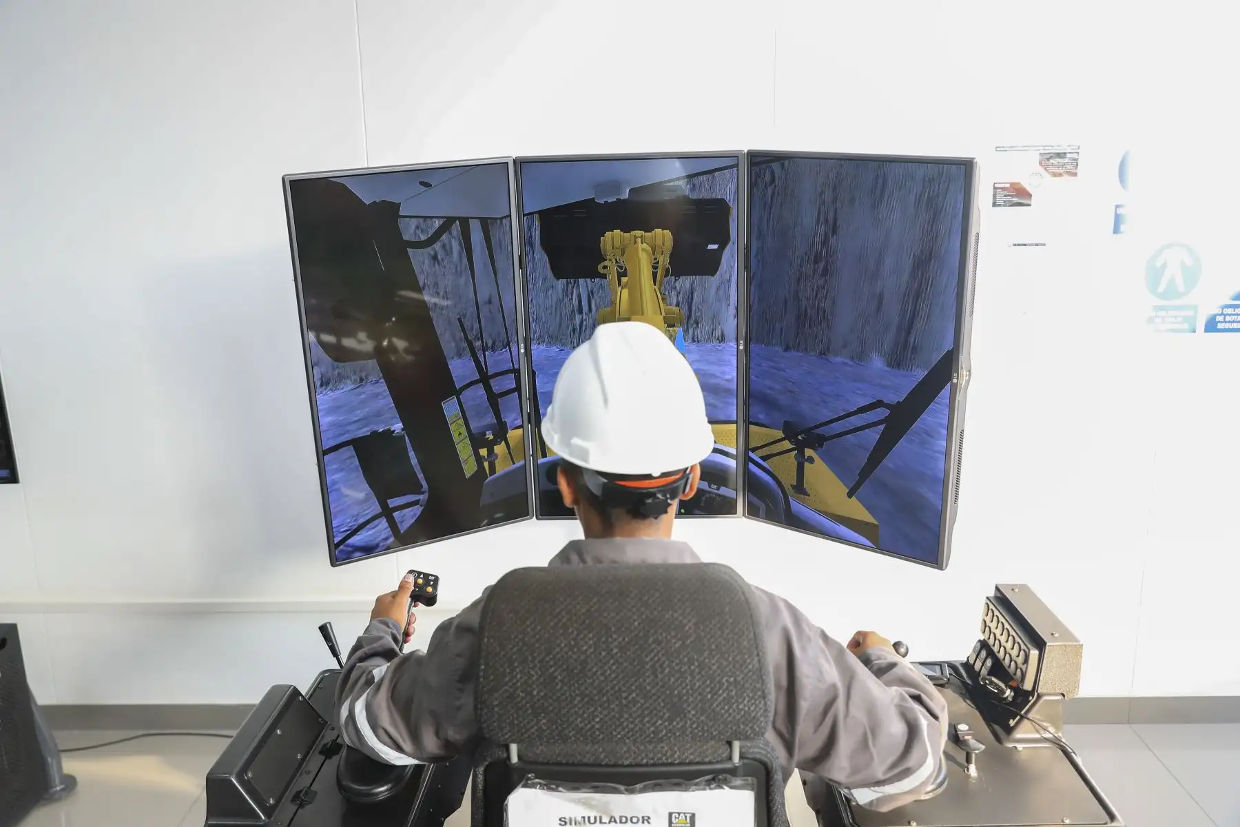 Estudiante del Instituto de Educación Superior Tecnológico Público de las Fuerzas Armadas se capacita en el manejo de maquinaria pesada a través de modernos simuladores financiados por el Estado. Foto: ANDINA/Ricardo Cuba