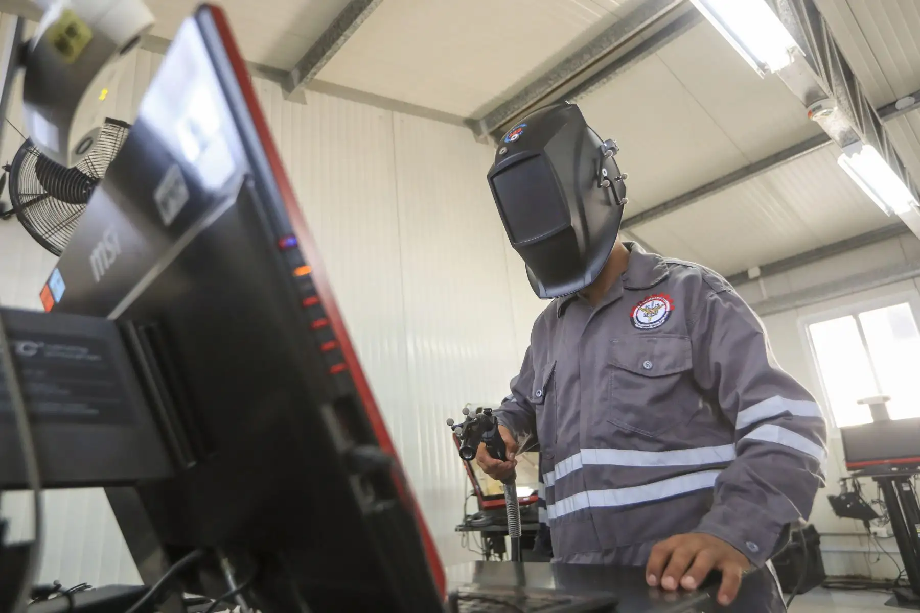 Estudiante del IESTPFFAA realiza prácticas técnicas en laboratorio especializado, equipado con tecnología de última generación para la formación de licenciados de las Fuerzas Armadas.
 Foto: ANDINA/Ricardo Cuba