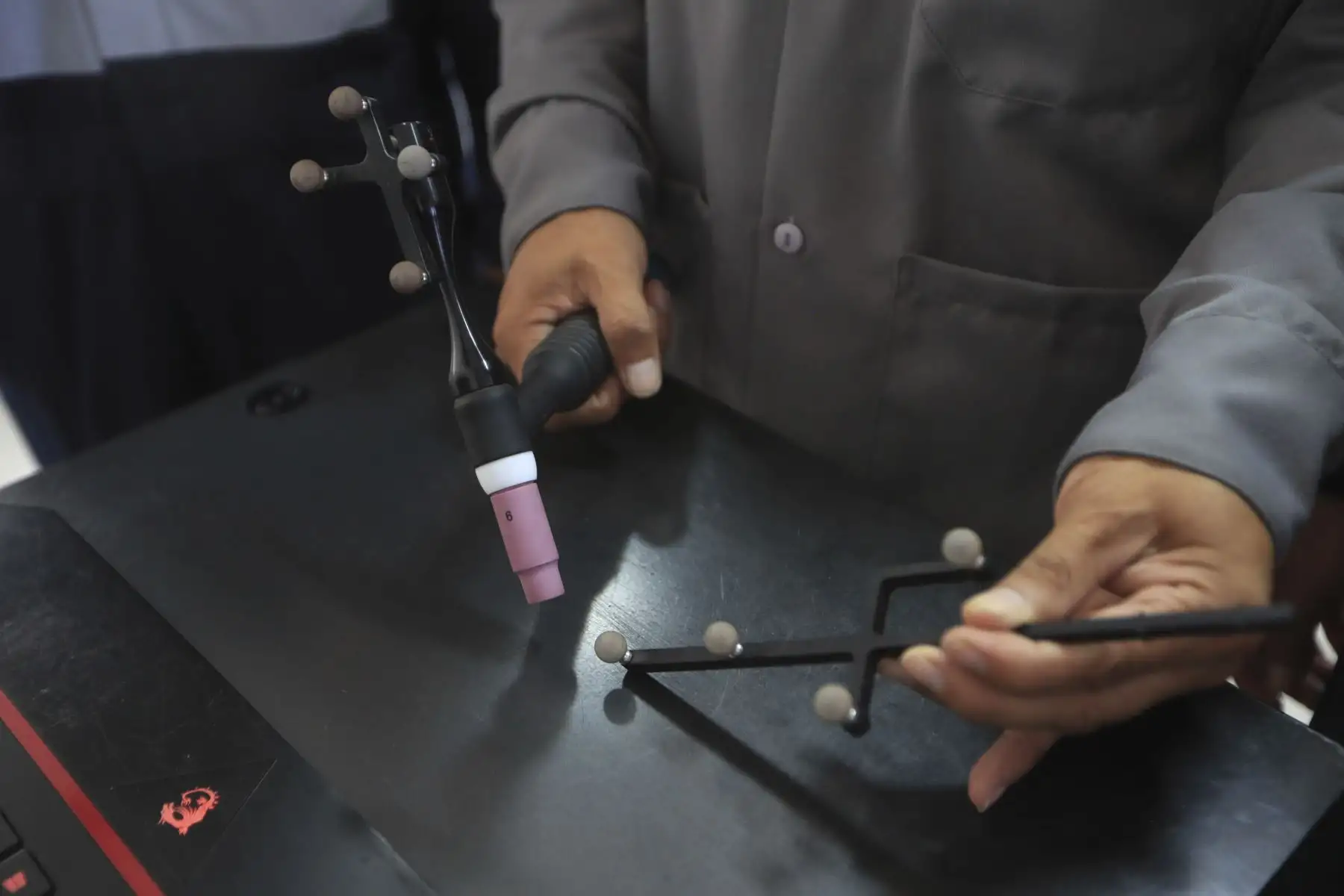 Detalle de los equipos y herramientas utilizadas en la formación técnica del IESTPFFAA, donde los estudiantes desarrollan habilidades prácticas bajo estándares del sector productivo. Foto: ANDINA/Ricardo Cuba