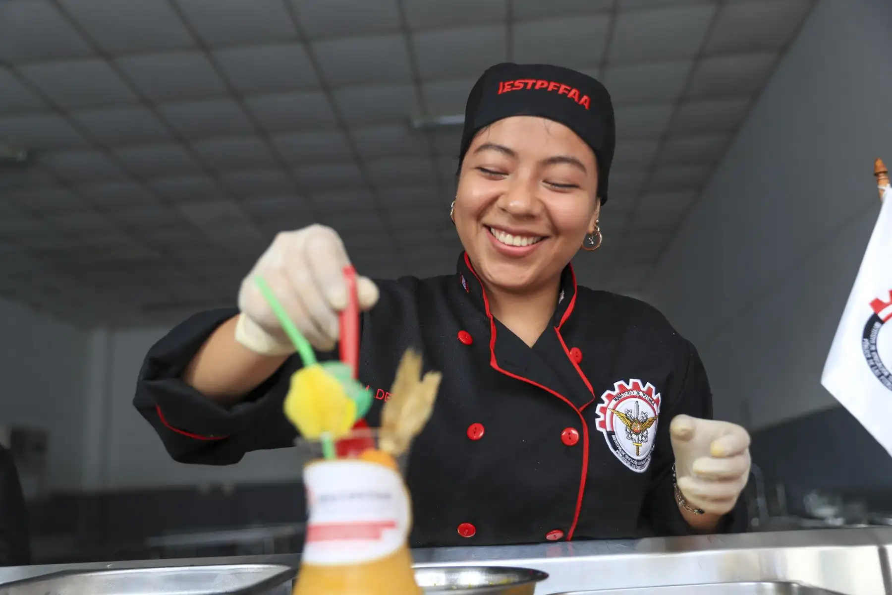Alumna del IESTPFFAA participa en la preparación de bebidas y derivados alimentarios como parte de su formación técnica con enfoque emprendedor.
Foto: ANDINA/Ricardo Cuba