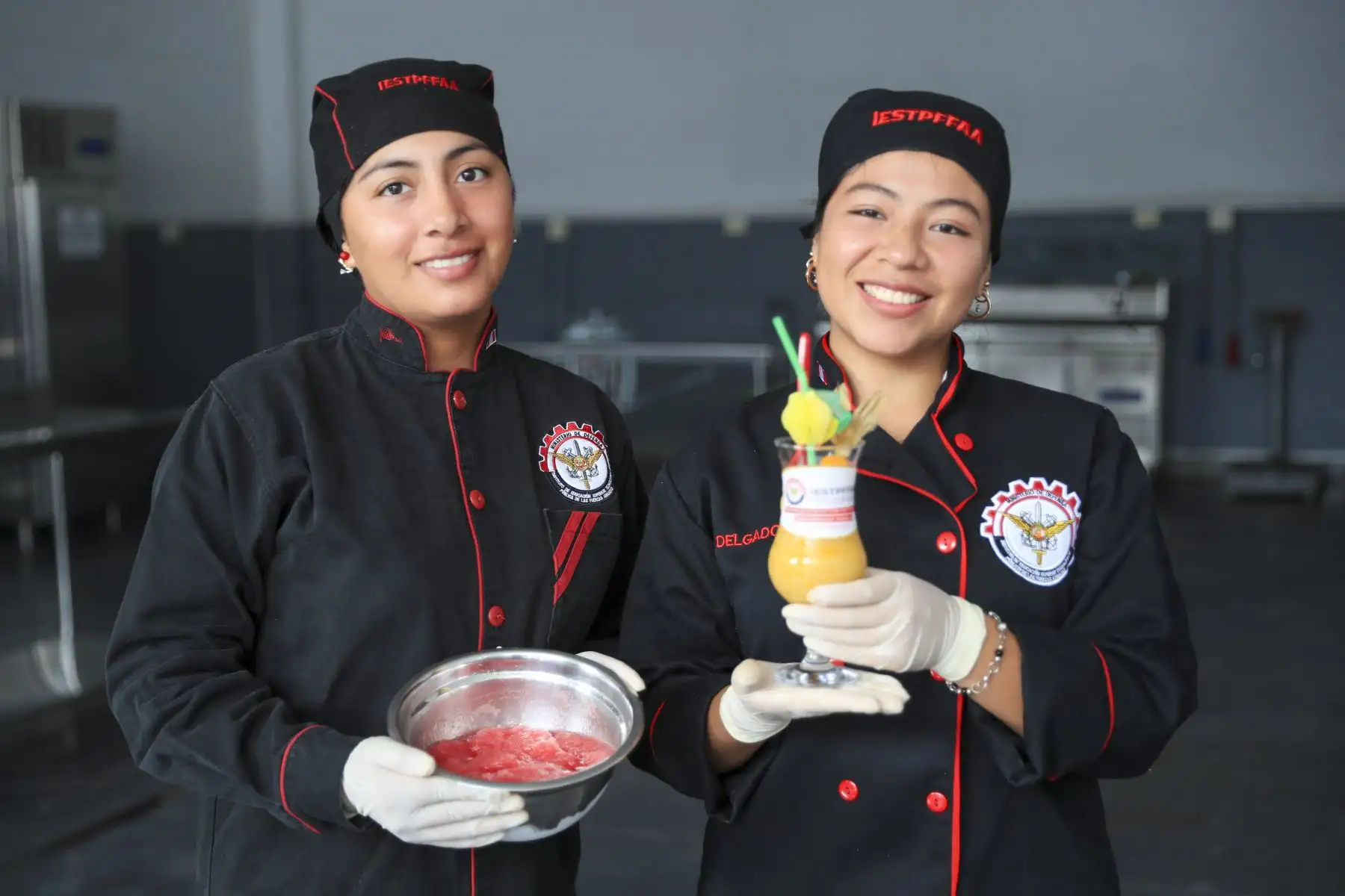 Estudiantes de Industrias de Alimentos exhiben productos elaborados durante sus prácticas académicas en los laboratorios del Instituto de las Fuerzas Armadas.
Foto: ANDINA/Ricardo Cuba