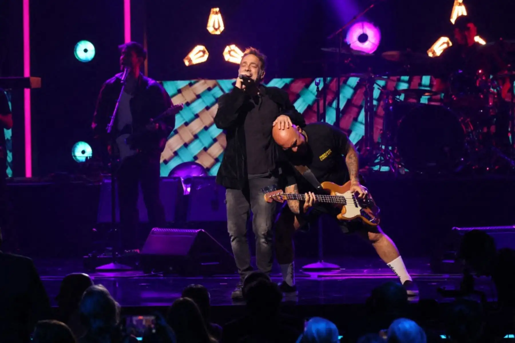 Vicentico y Los Fabulosos Cadillacs harán vibrar Lima con su energía inconfundible, presentándose el 9 de mayo de 2026 en el Estadio Monumental de Ate. La legendaria banda argentina, liderada por Vicentico, repasará sus éxitos más emblemáticos como “Matador”, “Mal Bicho” y “El León”, además de otros temas que han marcado generaciones, en un concierto que celebra décadas de ska, rock y fusión latina. Foto: AFP