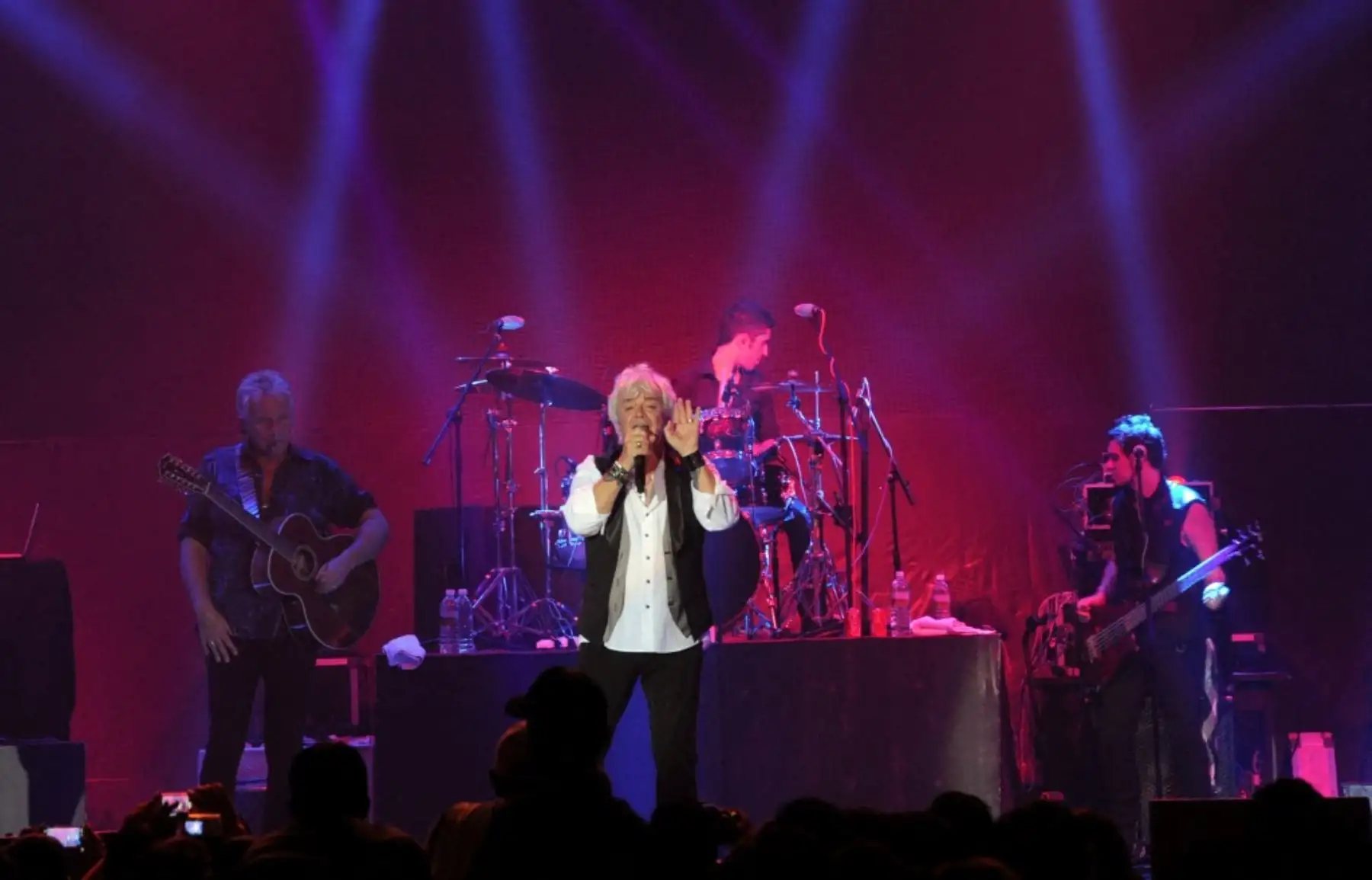 Air Supply llega a Lima con su gira internacional 2026, presentándose el 19 de mayo de 2026 en el Multiespacio Costa 21 de San Miguel. La legendaria dupla de soft rock australiano, integrada por Graham Russell y Russell Hitchcock, interpretará sus baladas emblemáticas como “All Out of Love”, “Making Love Out of Nothing at All” y “Lost in Love”, en un espectáculo lleno de nostalgia y armonías vocales. 
Foto: AFP