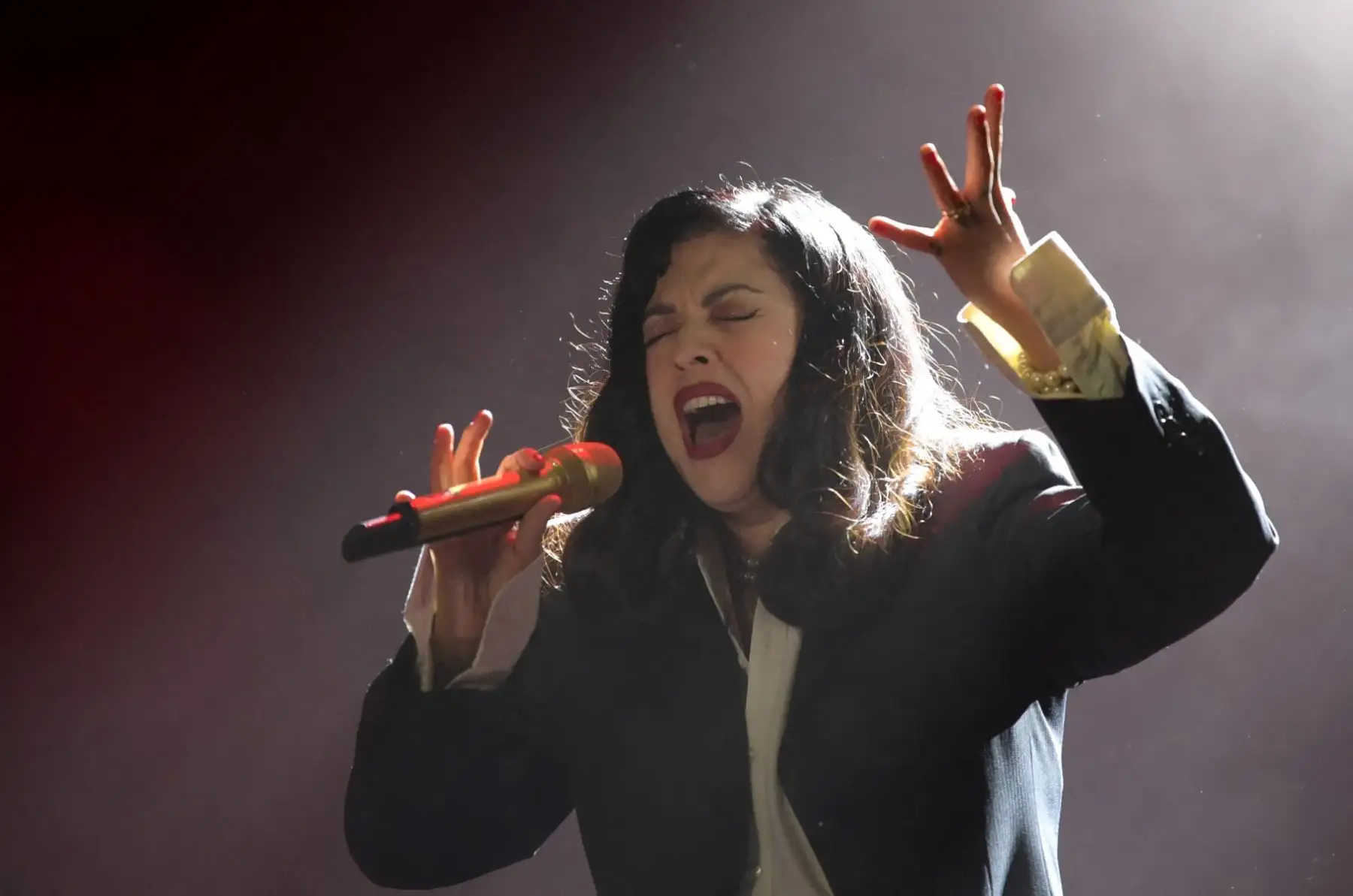 Mon Laferte llega a Lima como parte de su gira 2026, presentándose el 23 de mayo de 2026 en el Multiespacio Costa 21 de San Miguel. La cantante chilena, reconocida por su fusión de rock, pop y bolero, ofrecerá un repertorio intenso con temas como “Tu Falta de Querer”, “Amárrame”, “Tormento” y “Plata Ta Tá”, en un concierto emotivo y vibrante para sus seguidores peruanos. Foto: AFP