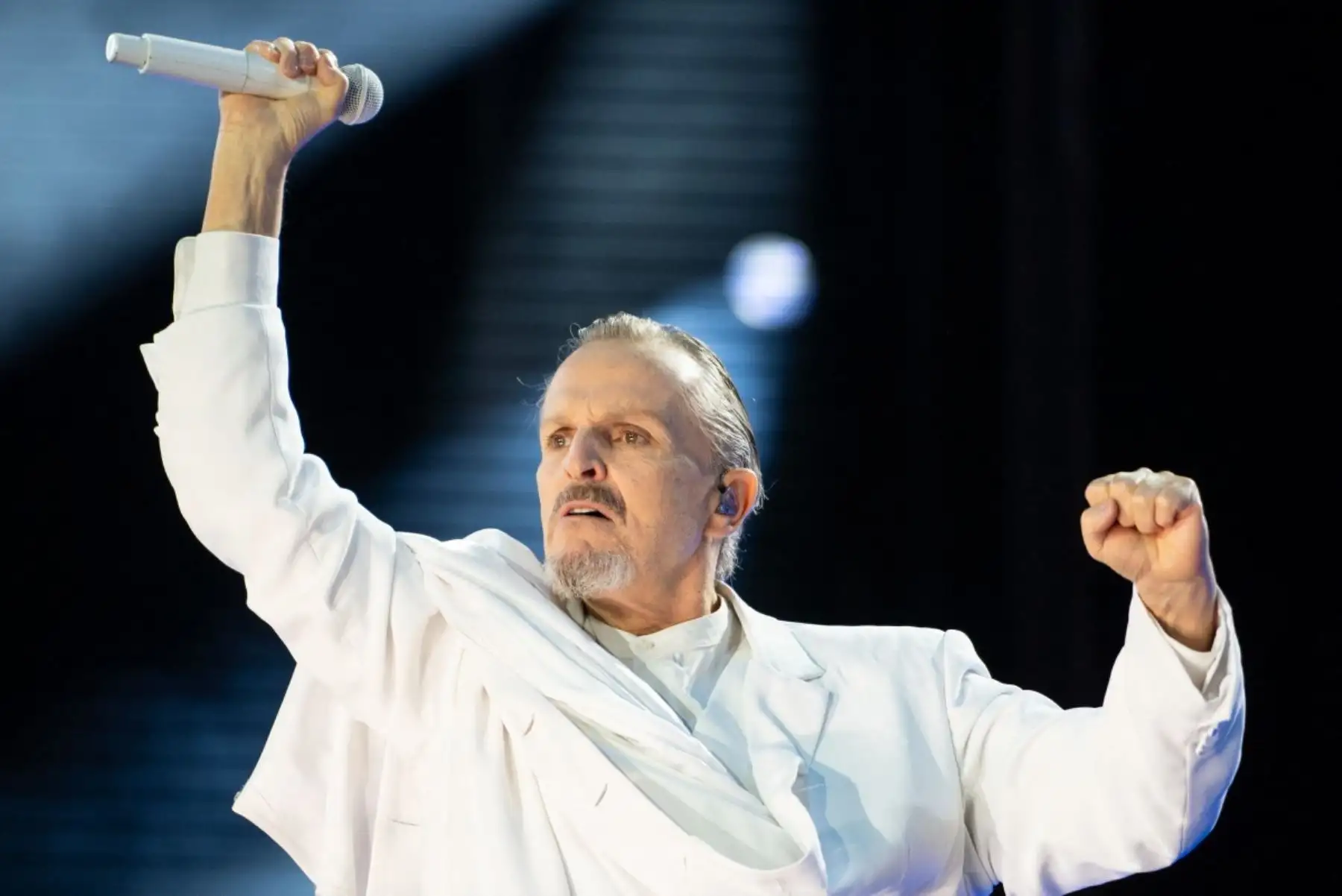 Miguel Bosé regresa a Lima con su “Importante Tour 2025-2026”, presentándose el 4 de marzo de 2026 en el Arena 1 de la Costa Verde. Tras catorce años de ausencia en el escenario peruano, el ícono del pop español ofrecerá un espectáculo con grandes éxitos como “Amante Bandido”, “Morena Mía”, “Si tú no vuelves” y “Nada particular”, acompañado de su banda y una producción vibrante para sus seguidores limeños. Foto: AFP