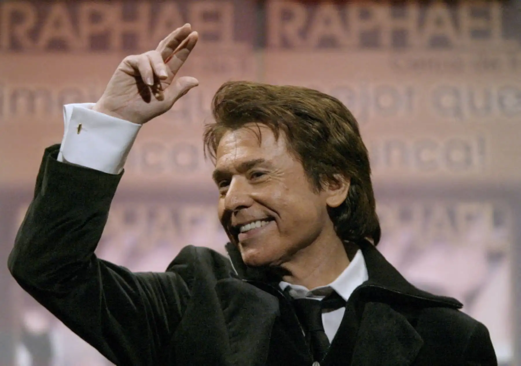 Raphael regresa a Lima con su Raphaelísimo Tour 2026, presentándose el sábado 3 de octubre de 2026 en el Anfiteatro del Parque de la Exposición, en una cita que celebra más de 60 años de trayectoria artística. El legendario “Divo de Linares” interpretará clásicos inolvidables como “Yo soy aquel”, “Mi gran noche”, “Cómo yo te amo” y “Qué sabe nadie”, en un espectáculo emotivo para sus seguidores peruanos. Foto: AFP