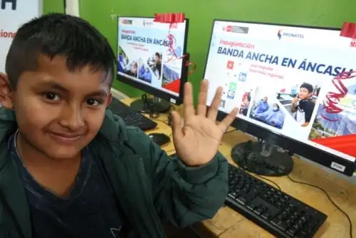 El proyecto beneficia directamente a 817 instituciones públicas, entre ellas 520 colegios, 269 establecimientos de salud y 28 comisarías.