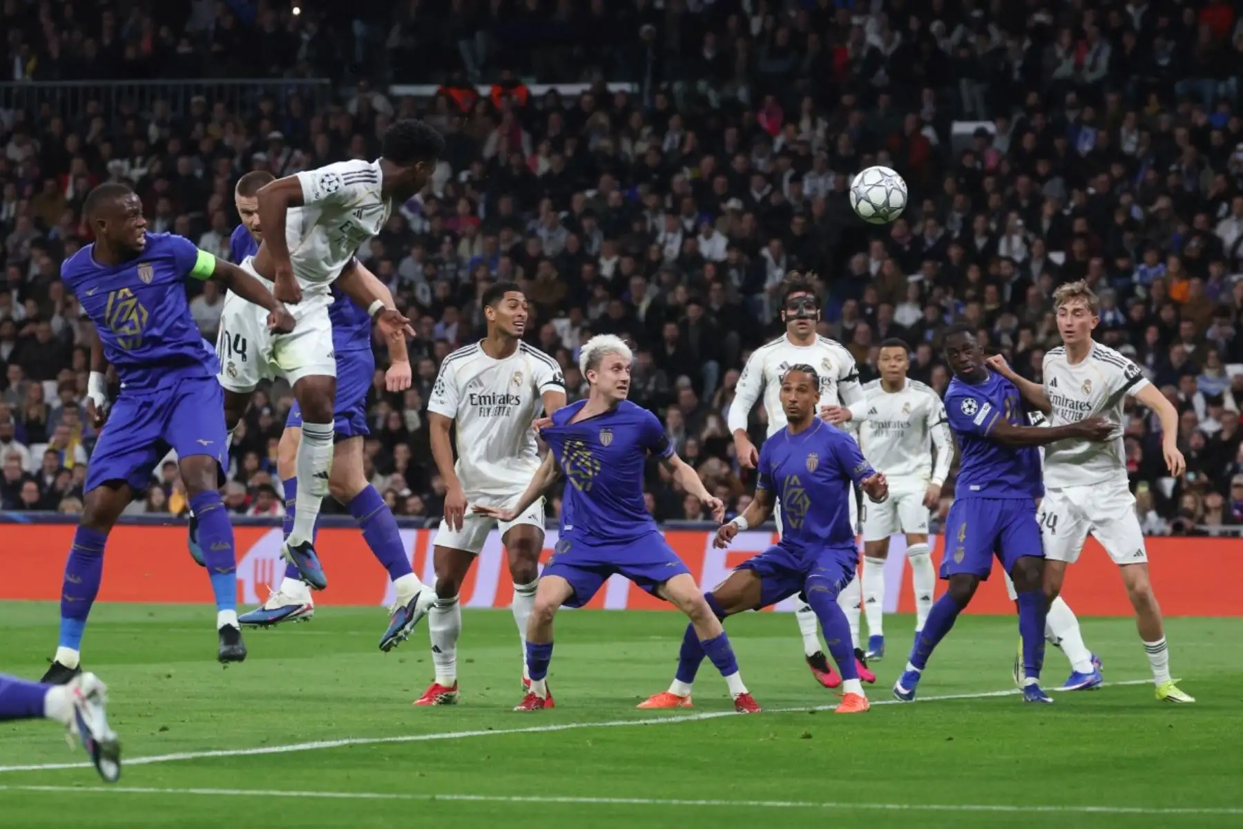 La jornada estuvo precedida por un emotivo minuto de silencio en homenaje a las víctimas del accidente ferroviario ocurrido en Andalucía, gesto que fue respetado por ambos equipos y el público presente. Foto: AFP