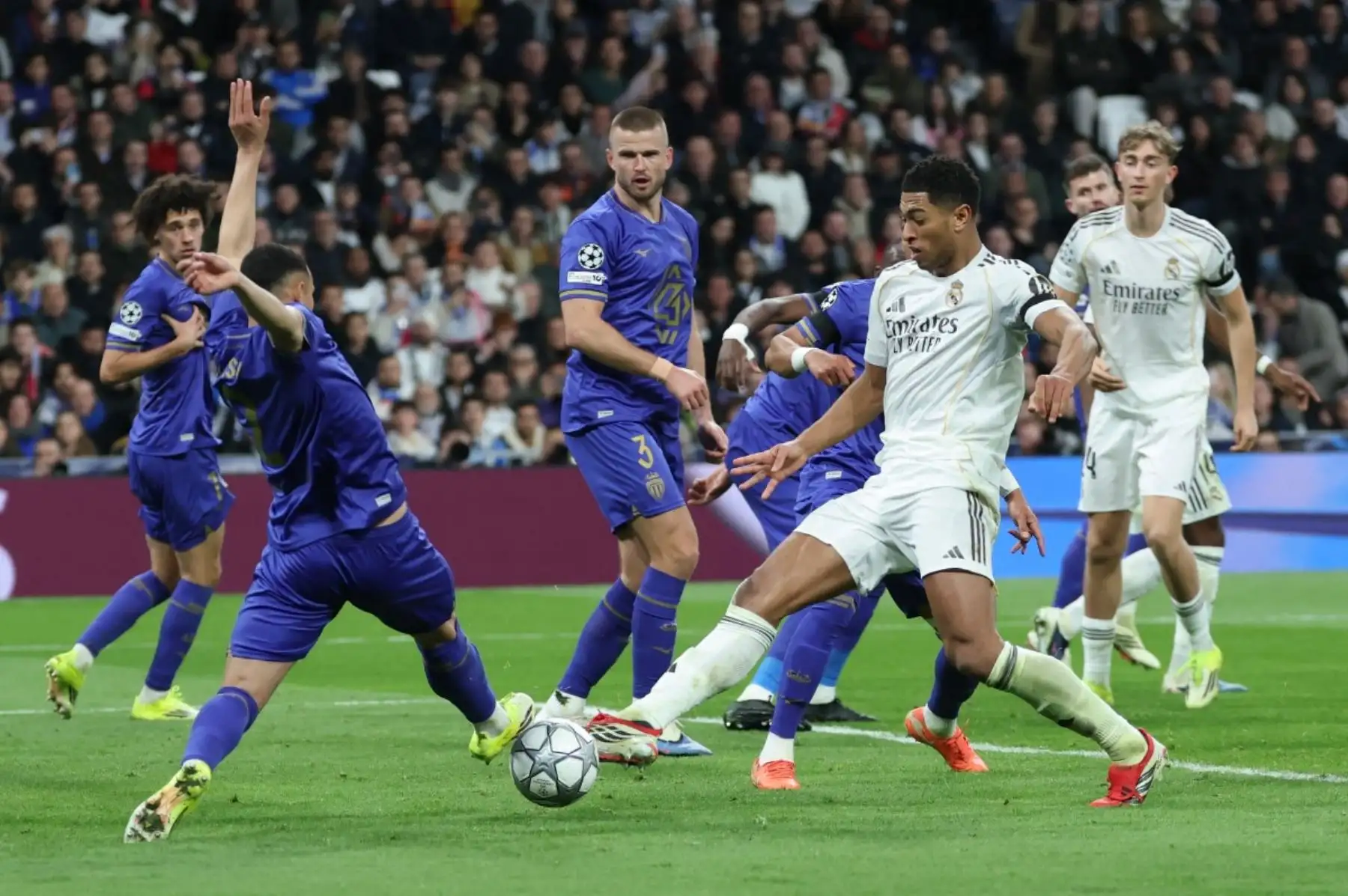 Jude Bellingham selló la goleada en los minutos finales, celebrando su tanto con un gesto que fue interpretado como respuesta a recientes críticas, en una noche de reivindicación colectiva del vestuario madridista. Foto: AFP