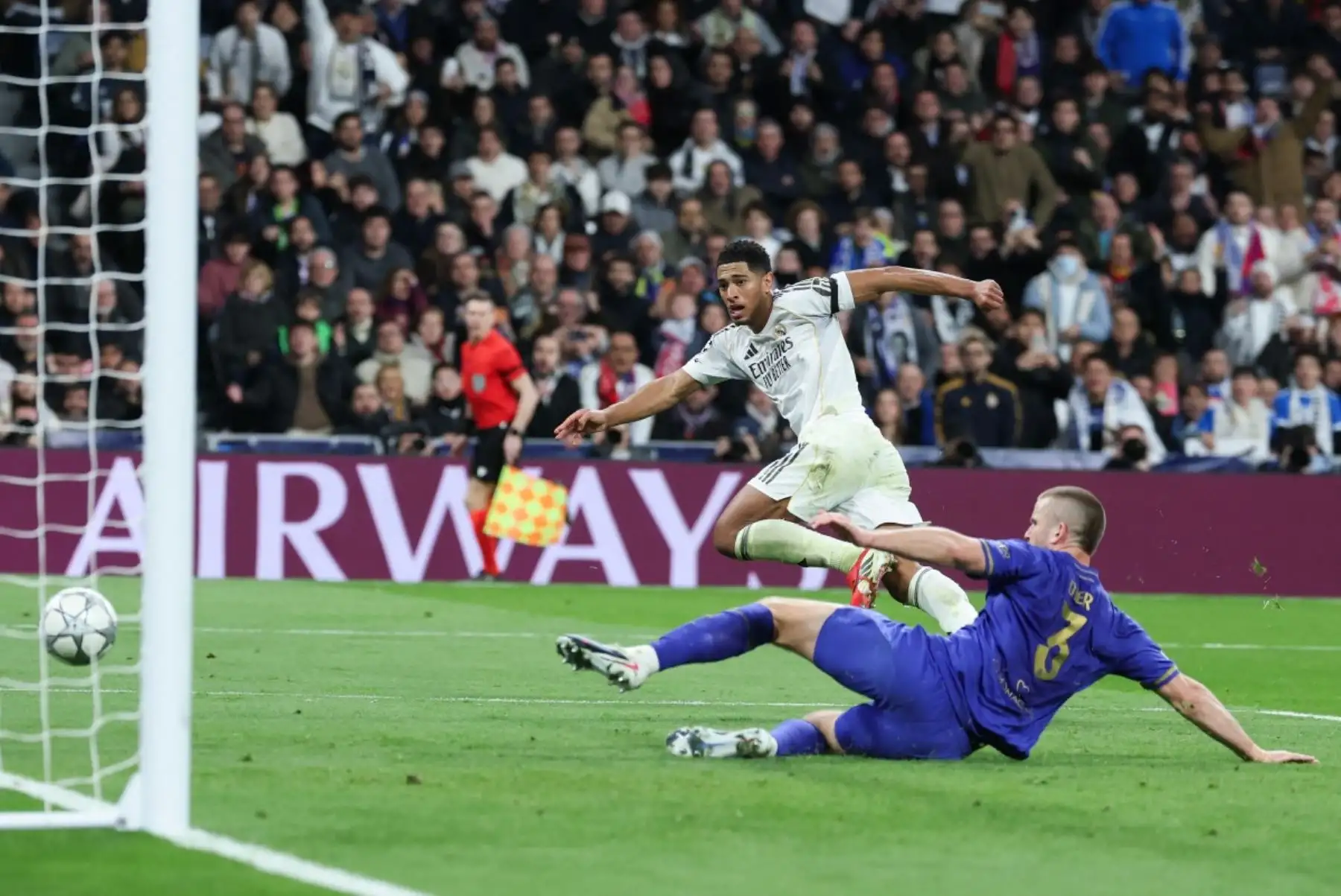El gol tempranero del Real Madrid marcó el ritmo del partido y desarmó el planteamiento defensivo del equipo francés, que sufrió para contener las transiciones ofensivas del cuadro español durante toda la primera mitad. Foto: AFP
