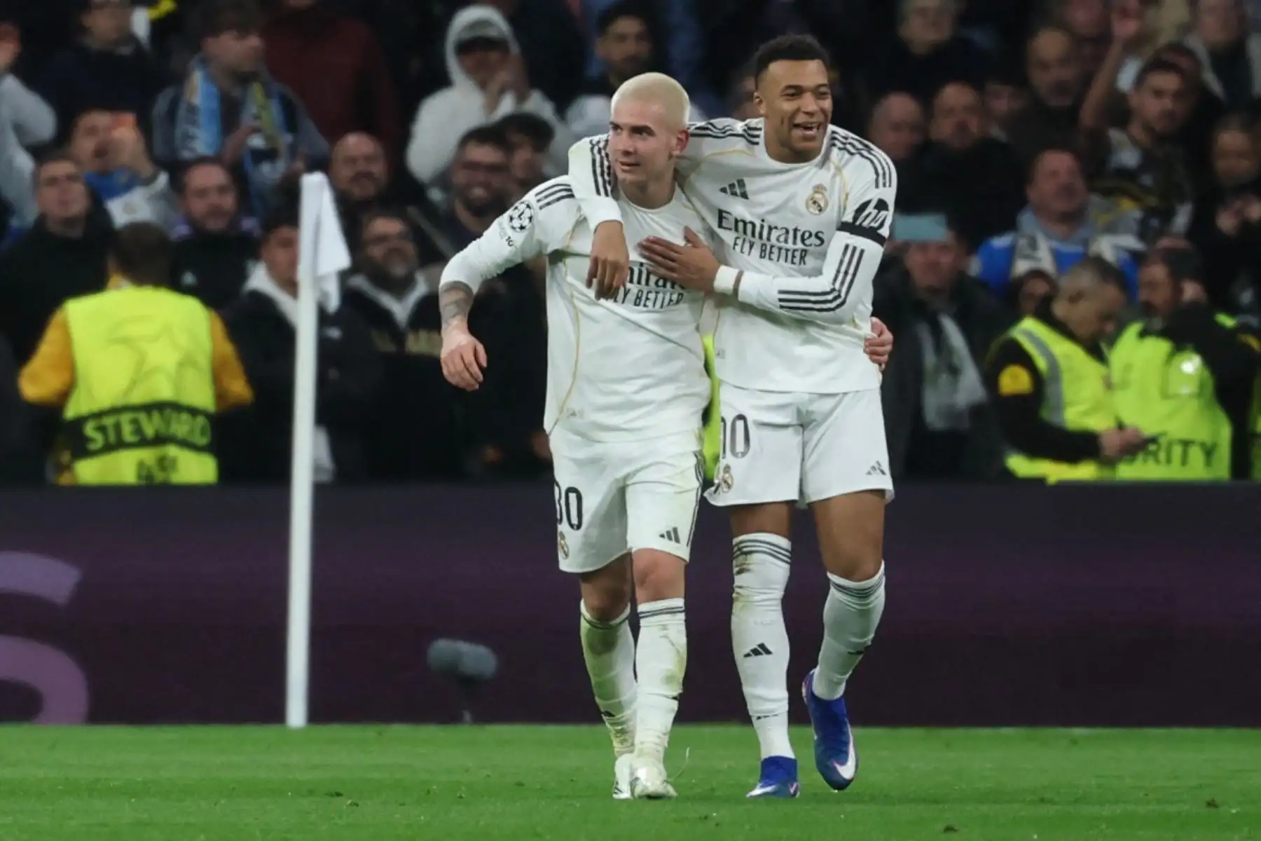 El conjunto blanco mostró un dominio absoluto desde el inicio, con presión alta, circulación rápida del balón y profundidad por las bandas, anulando cualquier intento de reacción del Mónaco en el estadio Santiago Bernabéu. Foto: AFP