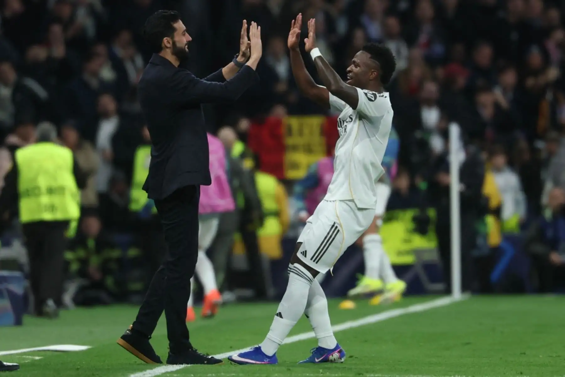 Vinícius Júnior brilló con un gol, dos asistencias y una jugada que terminó en autogol, liderando el ataque blanco en una noche en la que respondió dentro del campo tras días complejos a nivel personal. Foto: AFP