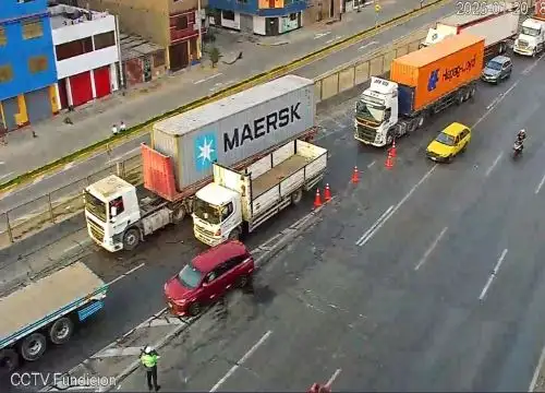 Lima Expresa continúa trabajando en el derrame de aceite generado por un camión que transitaba en la vía expresa Línea Amarilla