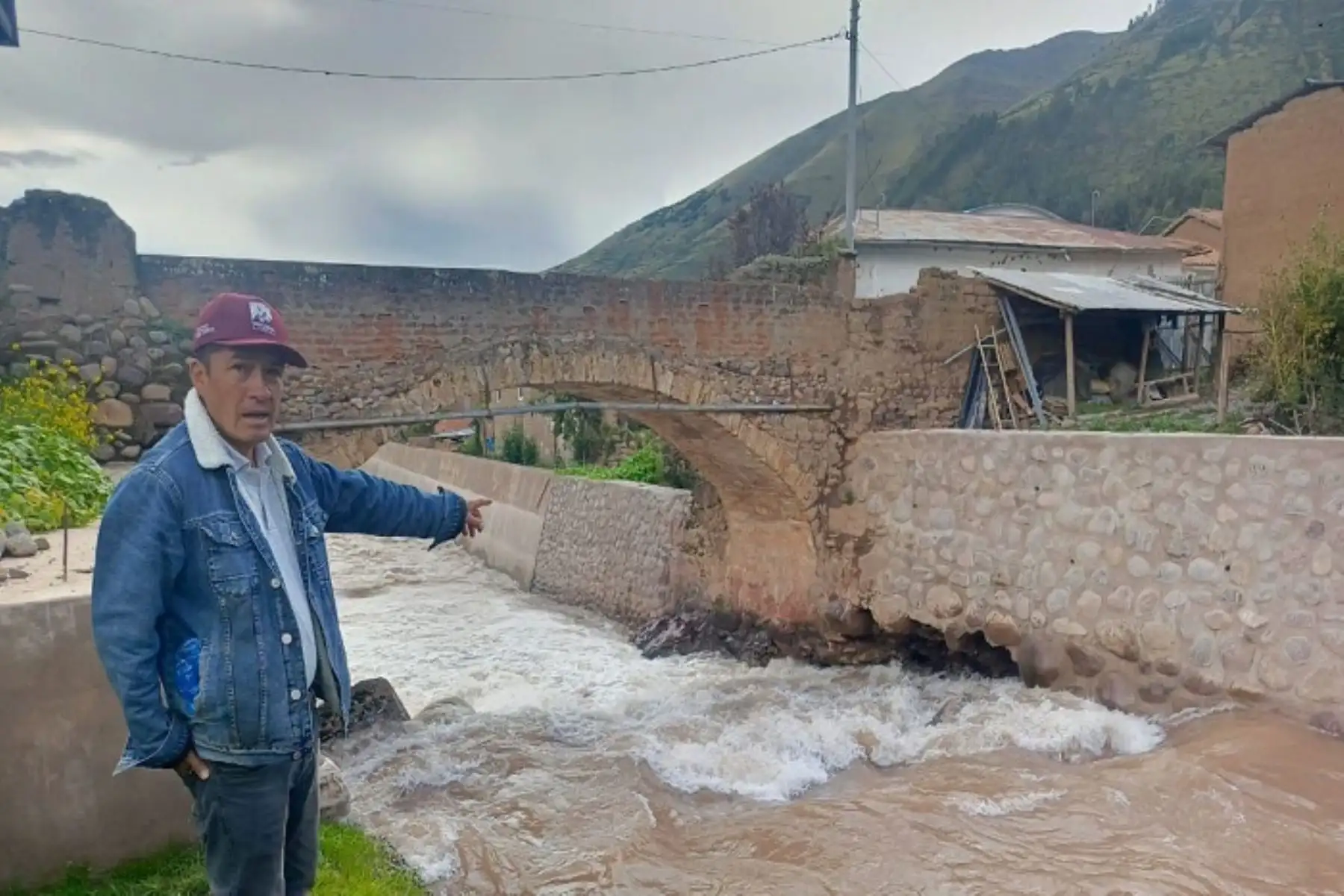 La afectación se habría agudizado tras una obra realizada bajo el puente. 
