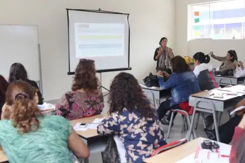 Del 23 al 27 de febrero se realizará una capacitación dirigida a directivos y docentes, con énfasis en el fortalecimiento del vínculo entre docentes y estudiantes, la planificación y evaluación de competencias desde un enfoque formativo y el uso de la inteligencia artificial como herramienta para el desarrollo de competencias en el proceso educativo.