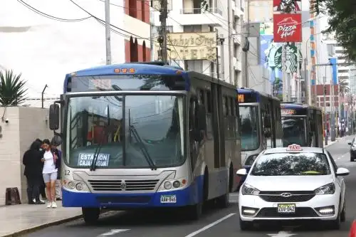 La avenida Arequipa tiene 54 cuadras que se distribuyen a lo largo de más de 6 kilómetros, los que atraviesan cuatro distritos si se toma en cuenta Lima Cercado. A este se suma Lince, San Isidro y Miraflores. ANDINA/Héctor Vinces