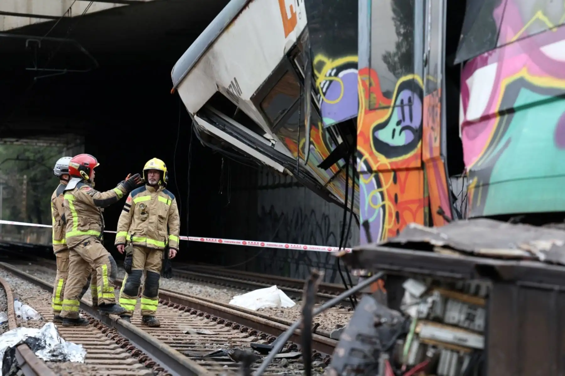 Un nuevo accidente ferroviario en España, esta vez en la región de Cataluña, causó un muerto y una treintena de heridos la noche del martes, cuando el país atravesaba la segunda jornada de luto por el choque de dos trenes que dejó 42 fallecidos en Andalucía. Foto: AFP