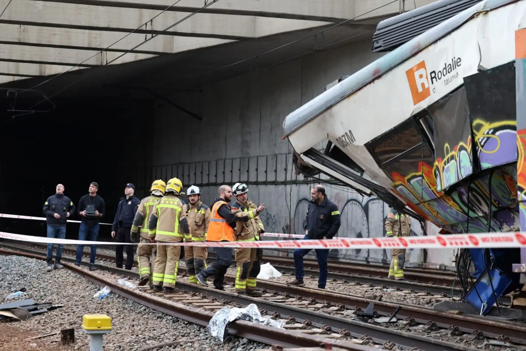 Un nuevo accidente ferroviario en España, esta vez en la región de Cataluña, causó un muerto y una treintena de heridos la noche del martes, cuando el país atravesaba la segunda jornada de luto por el choque de dos trenes que dejó 42 fallecidos en Andalucía. Foto: AFP