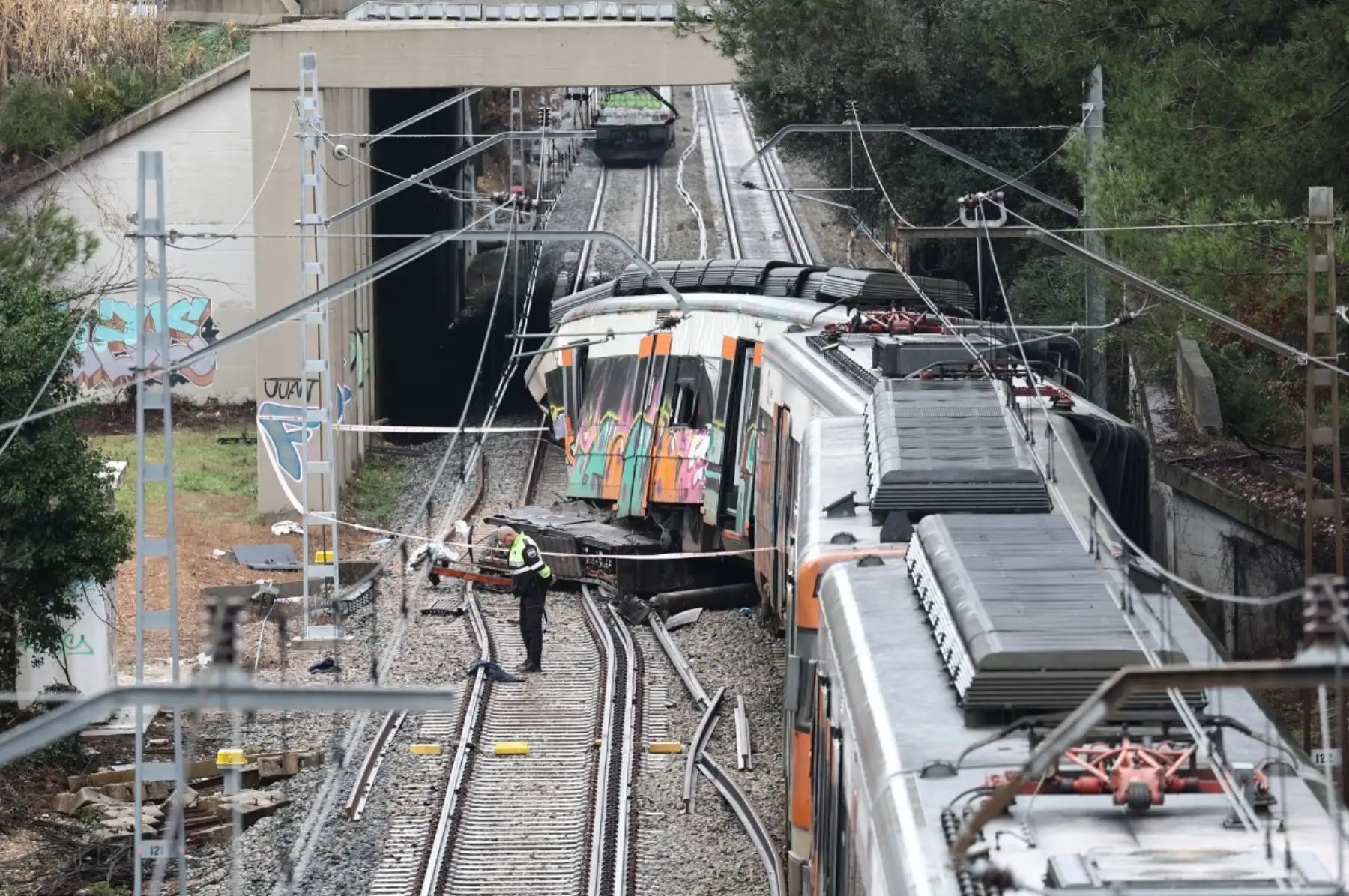 Un nuevo accidente ferroviario en España, esta vez en la región de Cataluña, causó un muerto y una treintena de heridos la noche del martes, cuando el país atravesaba la segunda jornada de luto por el choque de dos trenes que dejó 42 fallecidos en Andalucía. Foto: AFP