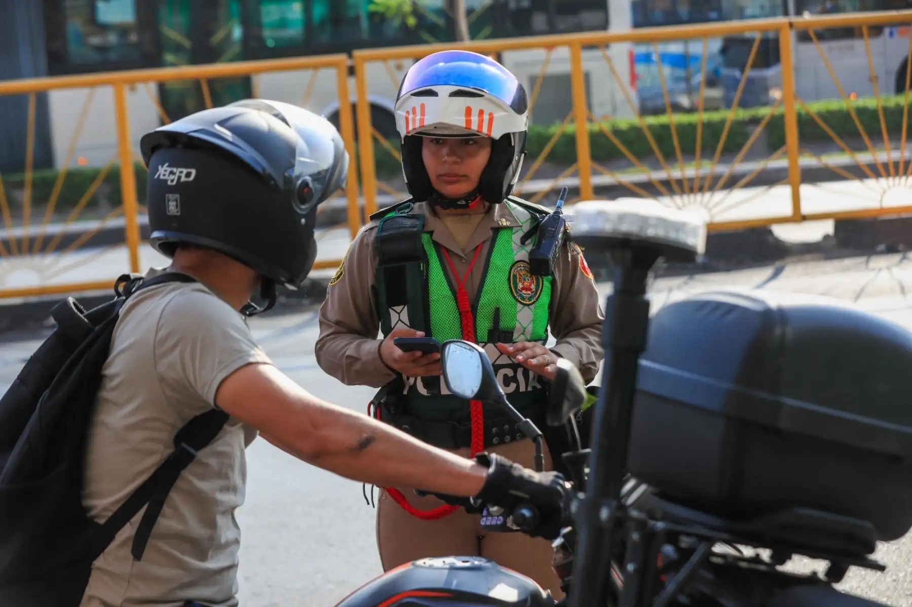 La Policía Nacional aplica multas a motociclistas que circulan con acompañante en zonas declaradas en estado de emergencia. La primera infracción es de S/ 660 y la reincidencia de S/ 1,320. Foto: ANDINA/Ricardo Cuba