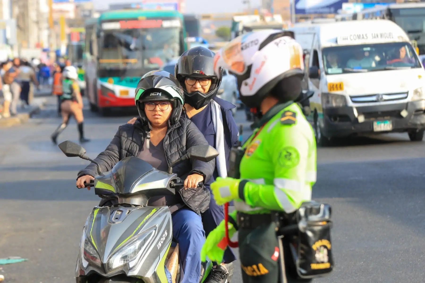 La Policía Nacional aplica multas a motociclistas que circulan con acompañante en zonas declaradas en estado de emergencia. La primera infracción es de S/ 660 y la reincidencia de S/ 1,320. Foto: ANDINA/Ricardo Cuba