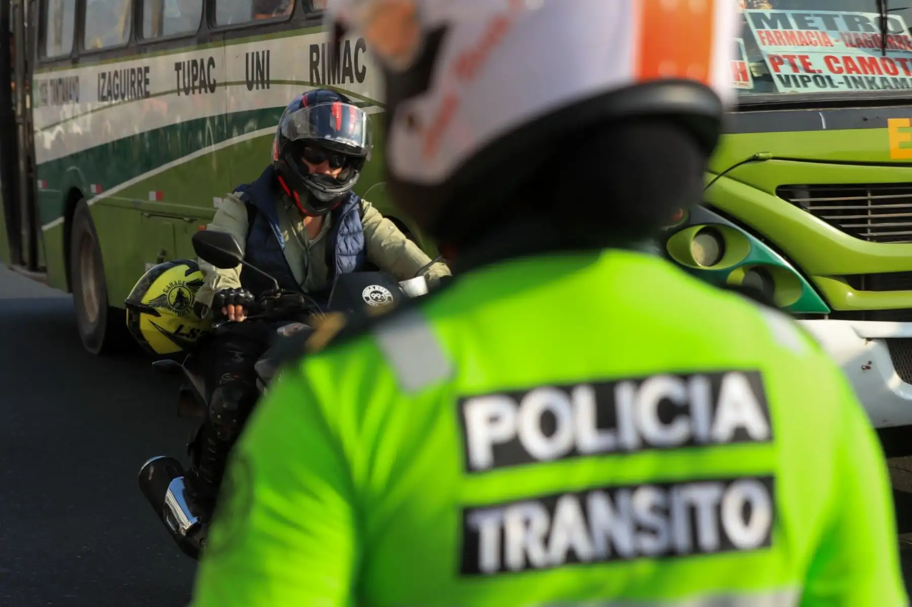 Circular con dos personas en moto se sanciona con una multa de S/ 660. En caso de reincidencia, el monto asciende a S/ 1,320 y puede implicar suspensión de licencia. Foto: ANDINA/Ricardo Cuba