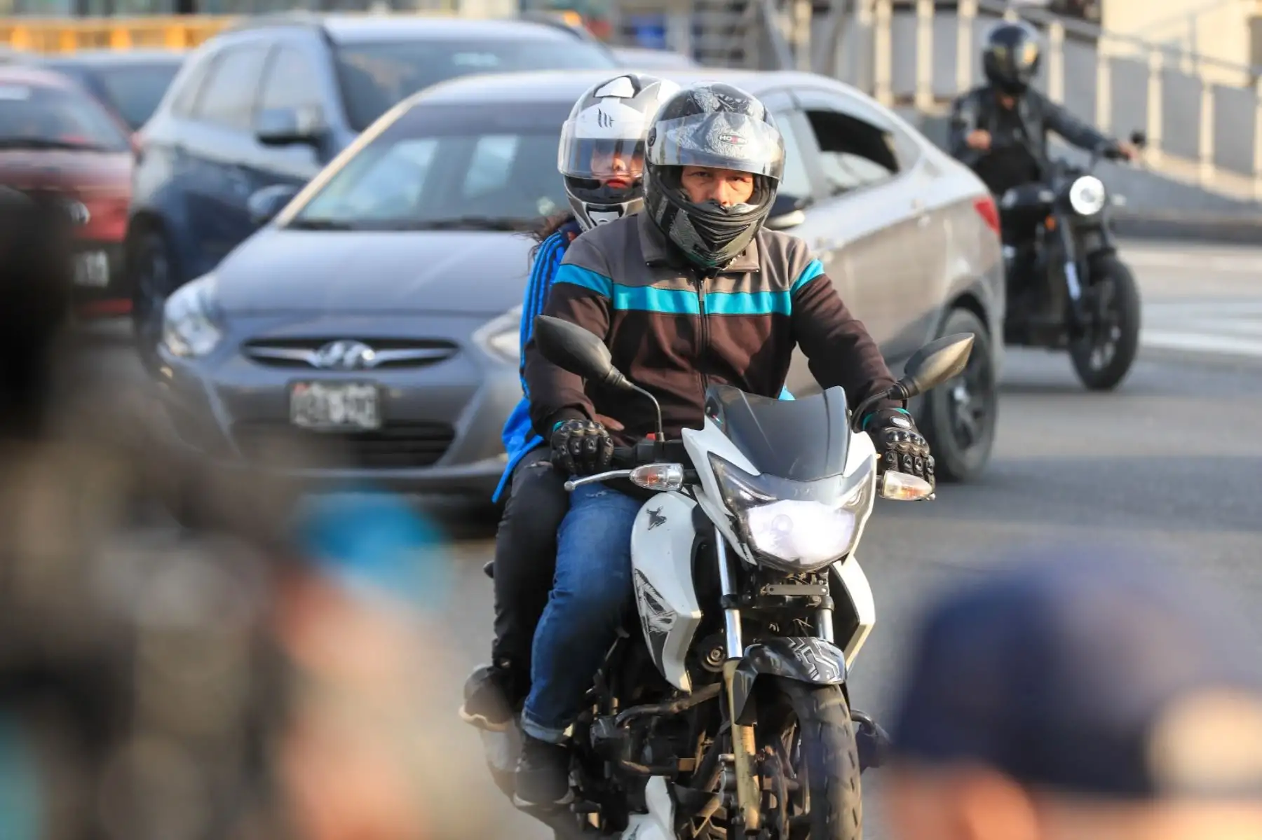 Circular con dos personas en moto se sanciona con una multa de S/ 660. En caso de reincidencia, el monto asciende a S/ 1,320 y puede implicar suspensión de licencia. Foto: ANDINA/Ricardo Cuba