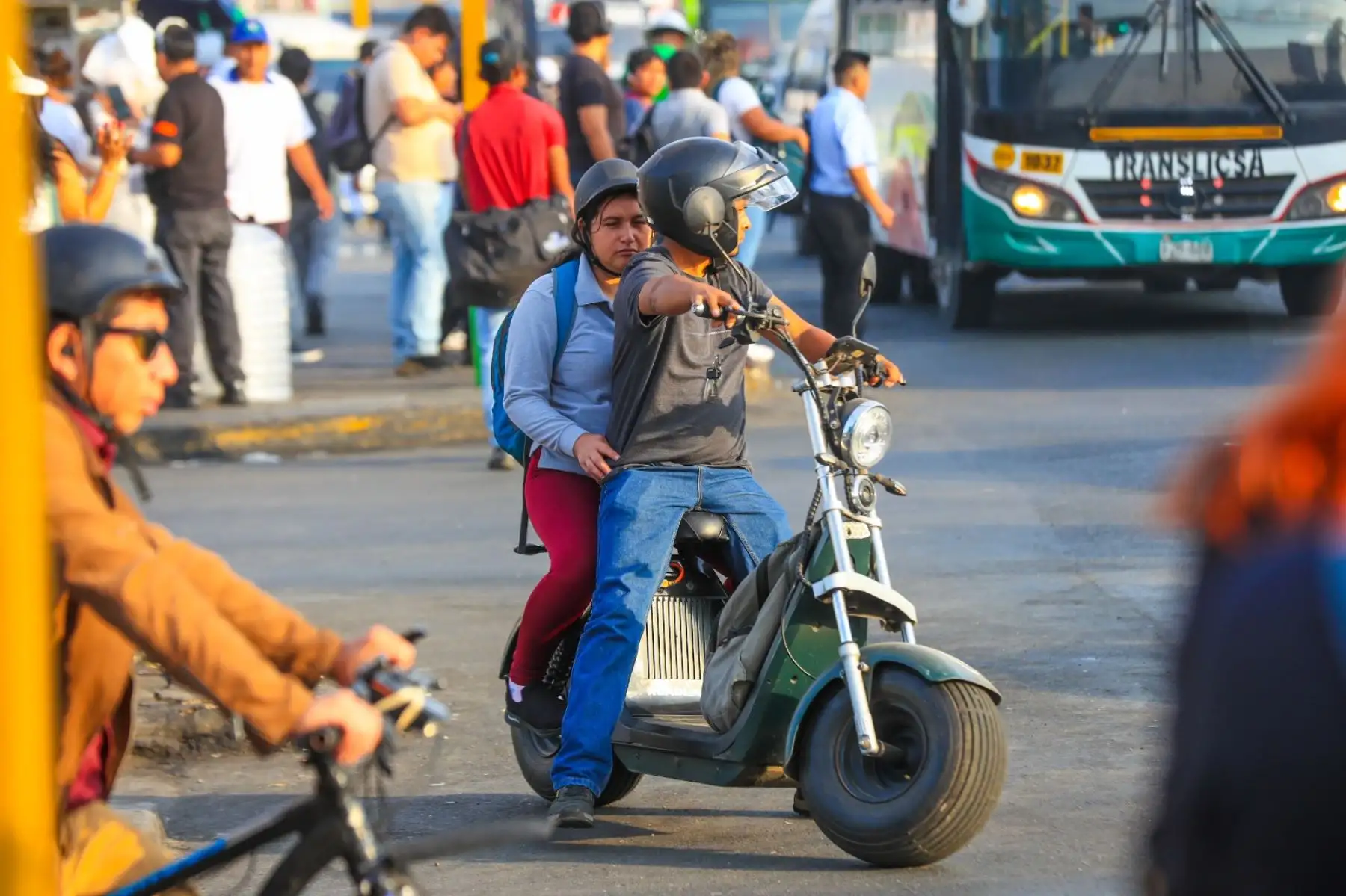 Circular con dos personas en moto se sanciona con una multa de S/ 660. En caso de reincidencia, el monto asciende a S/ 1,320 y puede implicar suspensión de licencia. Foto: ANDINA/Ricardo Cuba