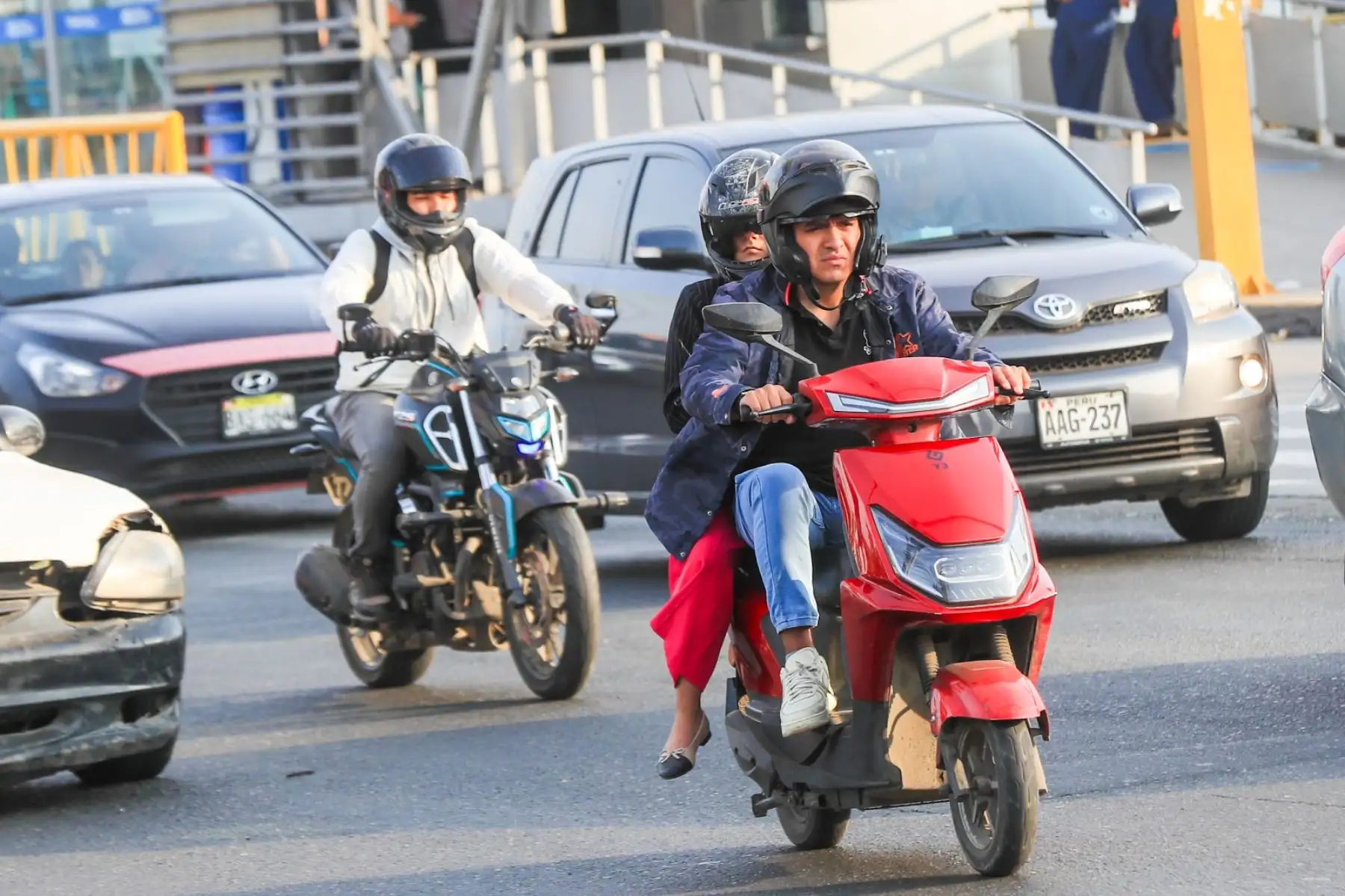Circular con dos personas en moto se sanciona con una multa de S/ 660. En caso de reincidencia, el monto asciende a S/ 1,320 y puede implicar suspensión de licencia. Foto: ANDINA/Ricardo Cuba