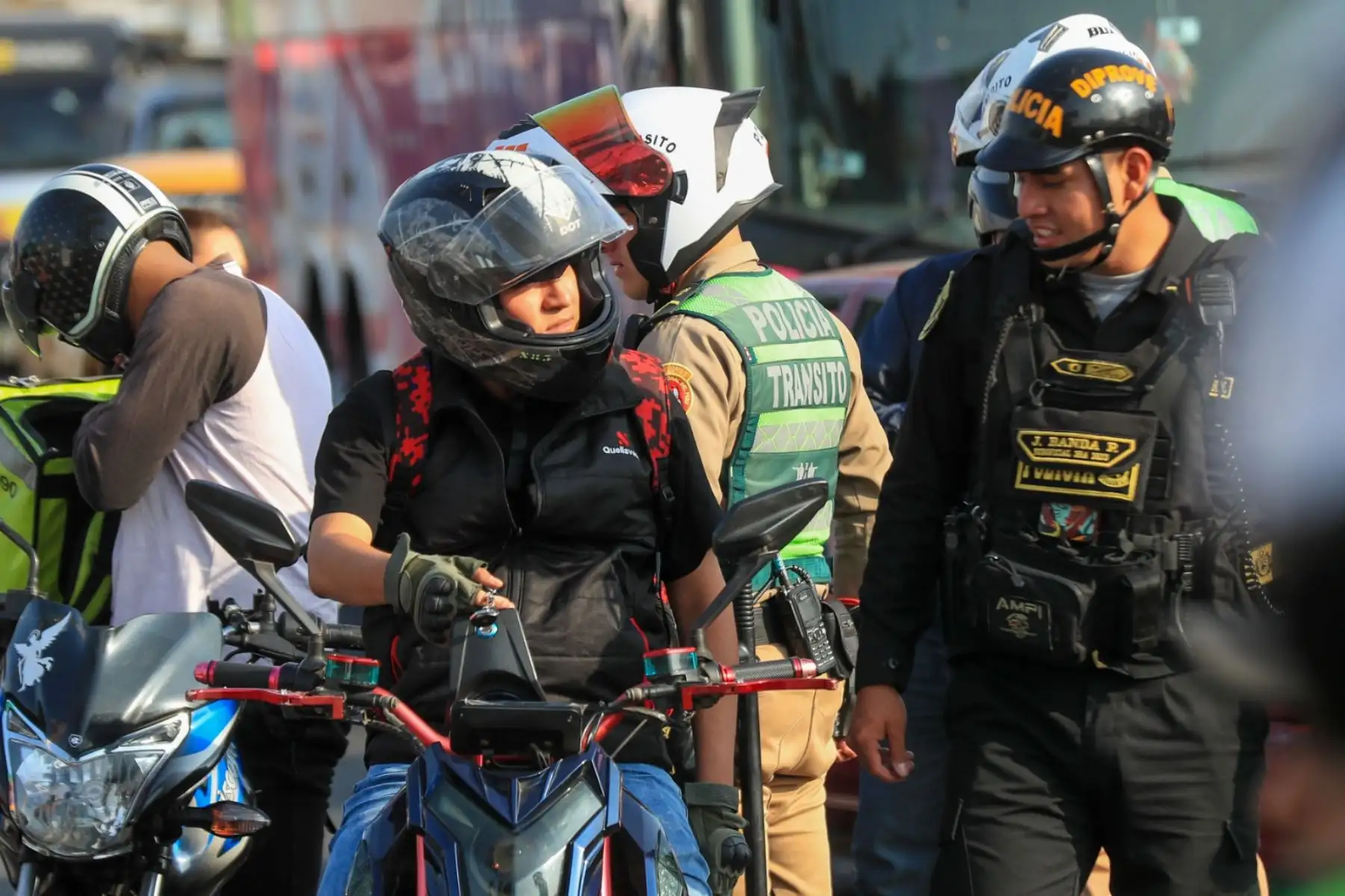 La PNP aplica multas de S/ 660 (12 % de la UIT) y 50 puntos en el récord del conductor; la reincidencia es sancionada con S/ 1,320 (24 % de la UIT) y 60 puntos. Foto: ANDINA/Ricardo Cuba