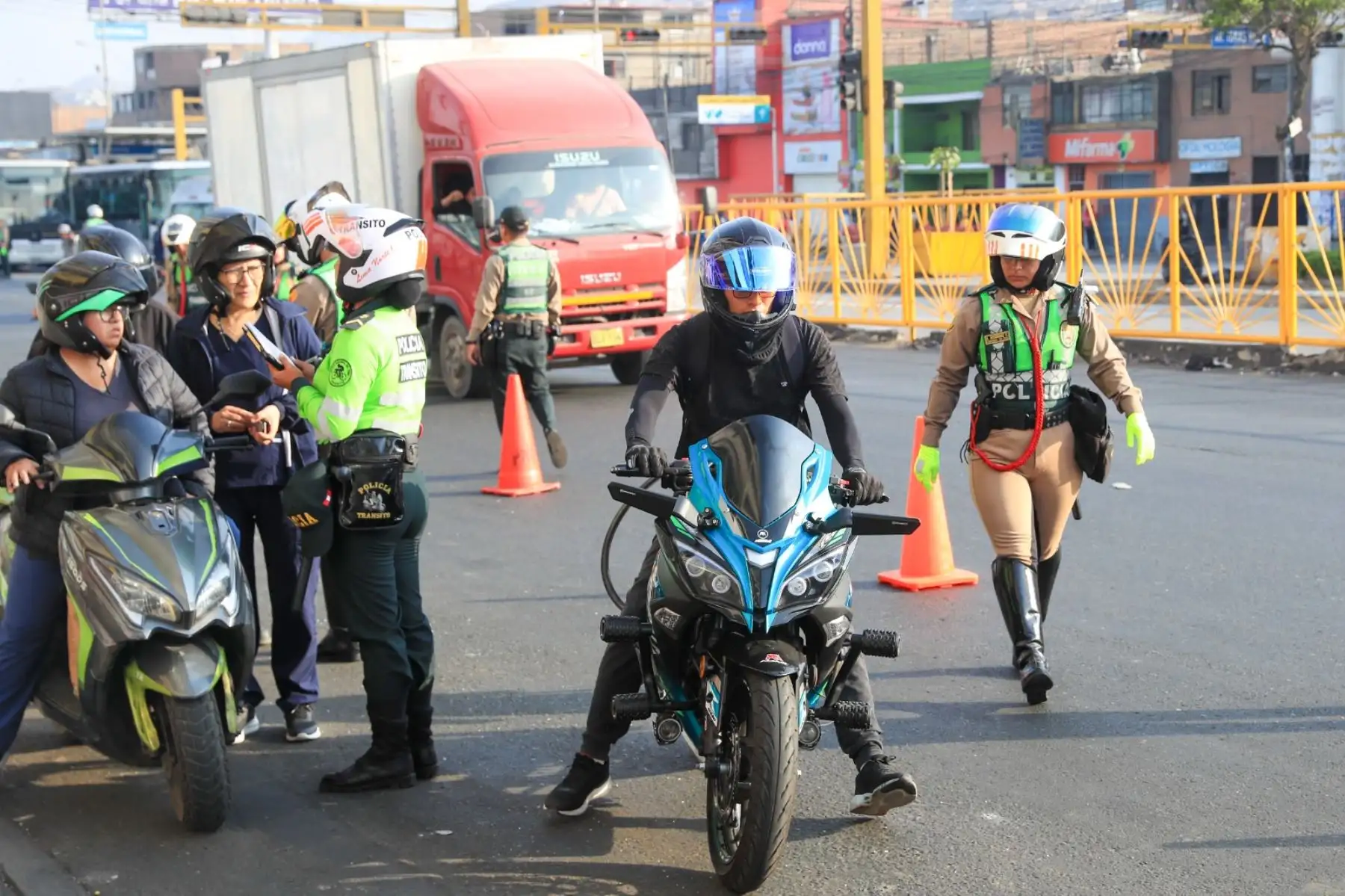 La PNP aplica multas de S/ 660 (12 % de la UIT) y 50 puntos en el récord del conductor; la reincidencia es sancionada con S/ 1,320 (24 % de la UIT) y 60 puntos. Foto: ANDINA/Ricardo Cuba