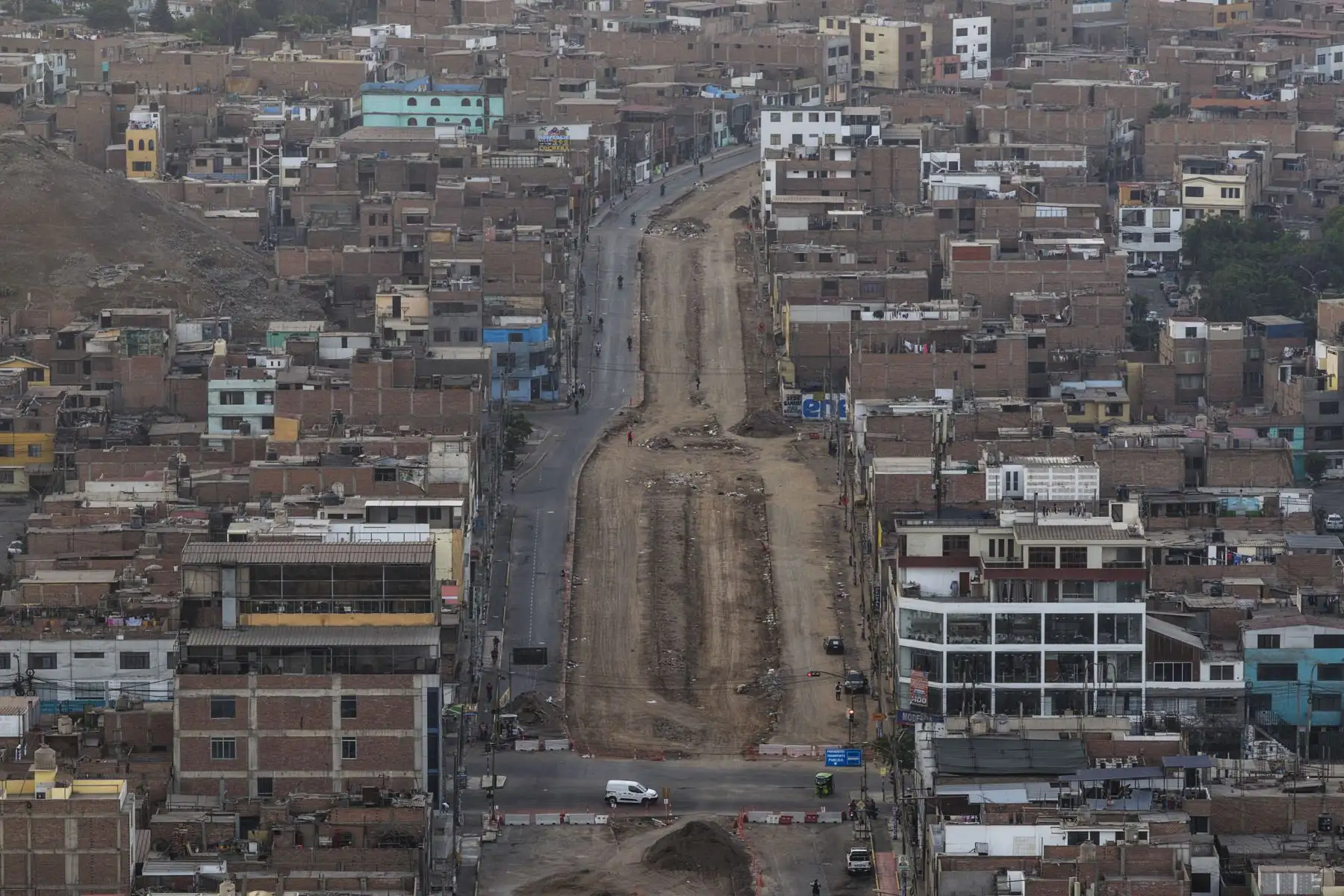 Avance de obra: Emape ejecuta trabajos de movimiento de tierras en la avenida Universitaria, en el tramo comprendido entre las avenidas José Granda y Germán Aguirre. Foto: ANDINA/Ricardo Cuba