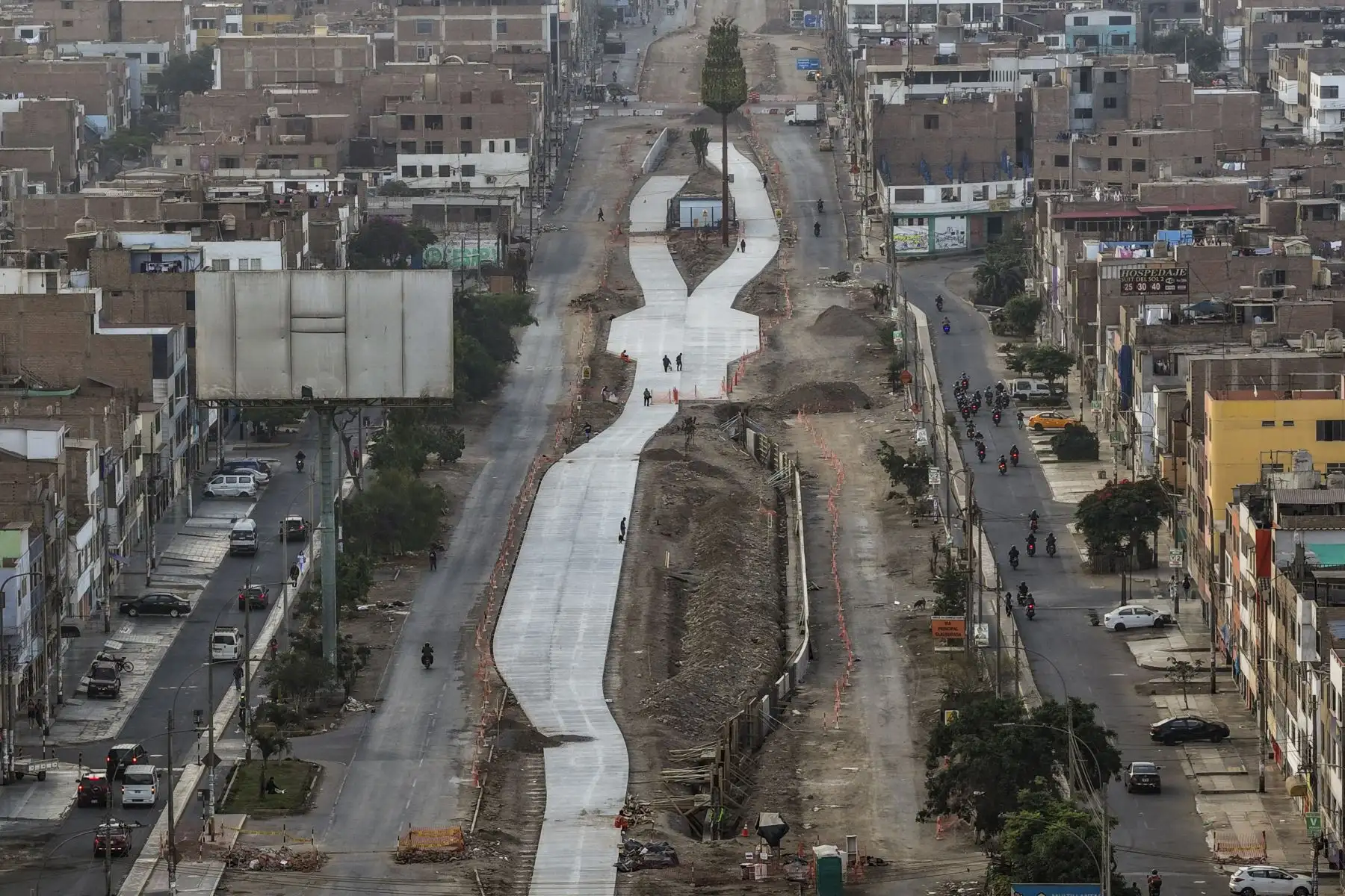 Cambios en el tránsito: Debido a la obra, se registra el cierre total de la avenida Universitaria entre José Granda y Tomás Valle, lo que ha generado desvíos en 30 rutas de transporte público. Foto: ANDINA/Ricardo Cuba