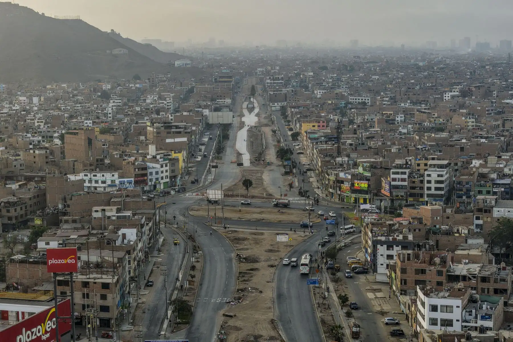 Metropolitano: Emape levanta muros de protección para los carriles exclusivos del Metropolitano, que contará con 15 nuevas estaciones en cinco distritos de Lima Norte.
 Foto: ANDINA/Ricardo Cuba