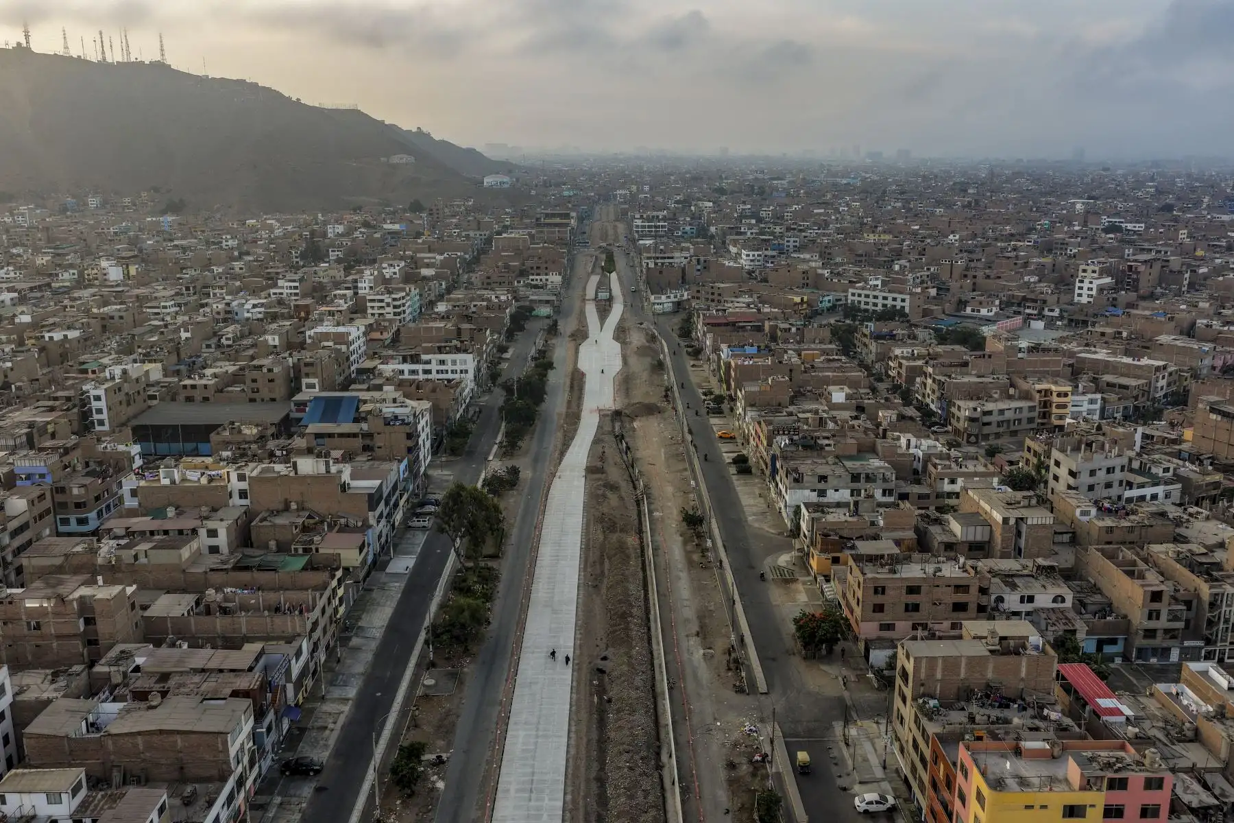 Tramos concluidos: Ya se culminaron varios sectores de la berma central de la avenida Universitaria, entre la Av. Angélica Gamarra y Germán Aguirre. Foto: ANDINA/Ricardo Cuba