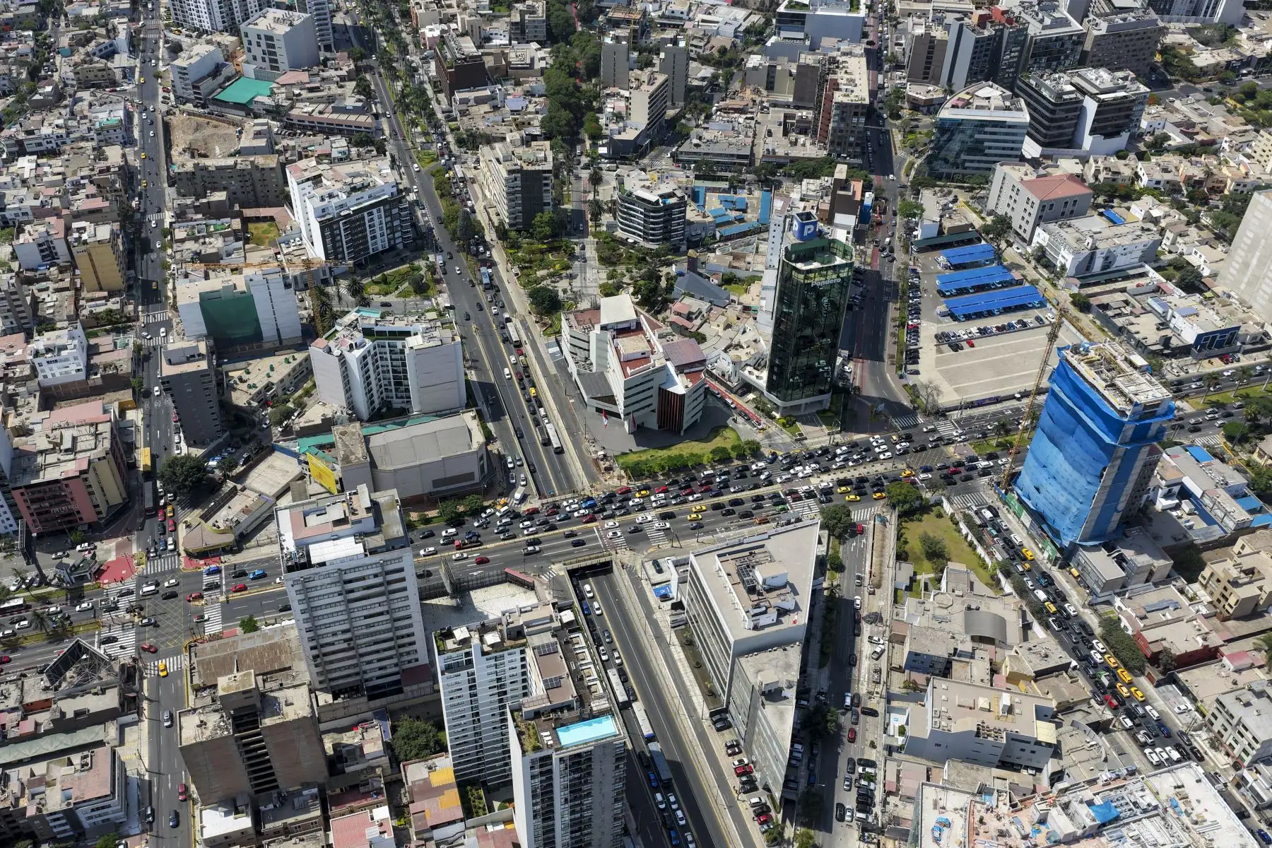 La Autoridad de Transporte Urbano (ATU) anunció que entre mayo y junio se iniciará la implementación de una vía exclusiva para el Corredor Azul en la avenida Arequipa, con el objetivo de priorizar el transporte público. Foto: ANDINA/Ricardo Cuba
Foto:ANDINA / Juan Carlos Guzmán Negrini