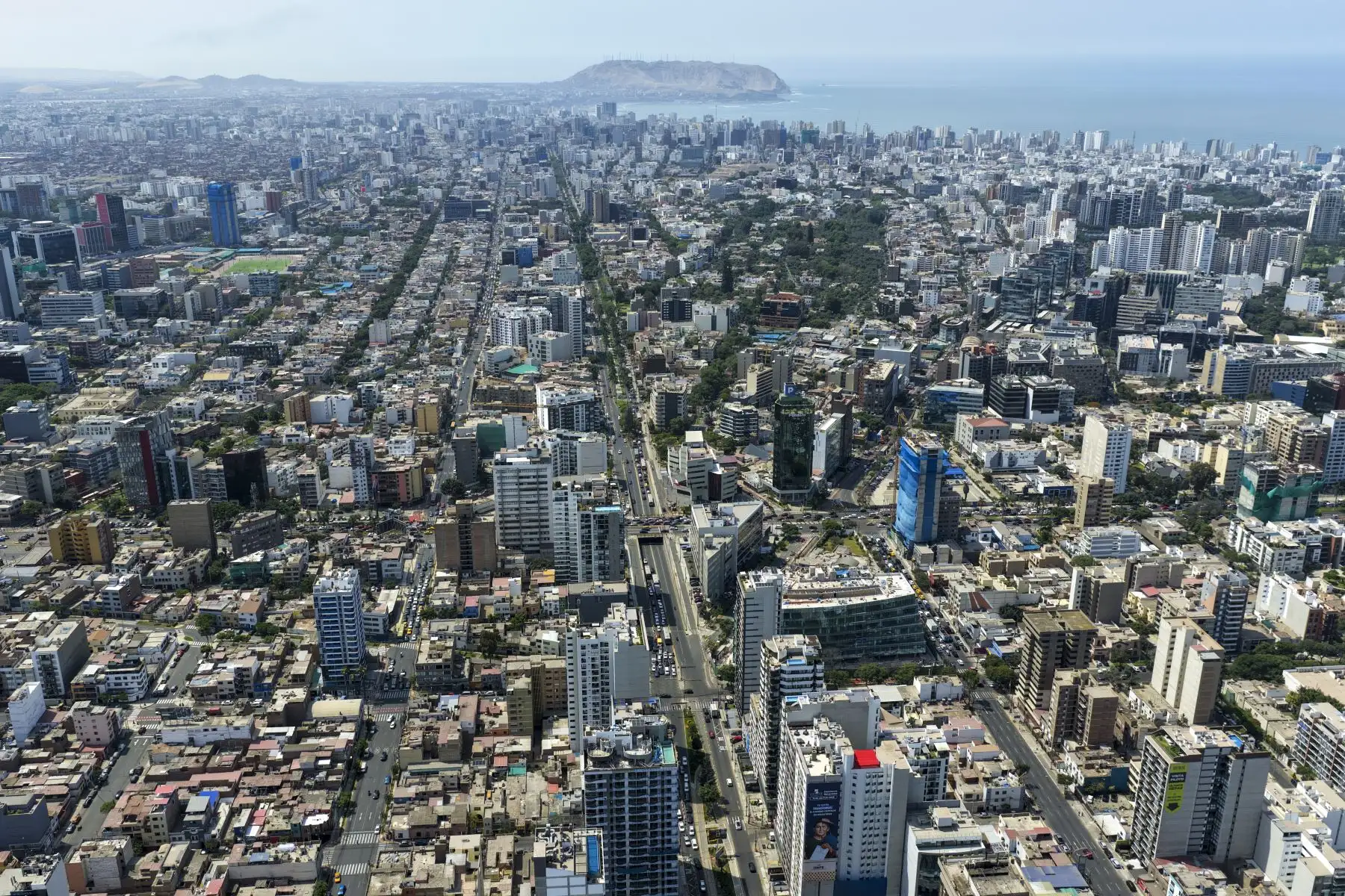 La Autoridad de Transporte Urbano (ATU) anunció que entre mayo y junio se iniciará la implementación de una vía exclusiva para el Corredor Azul en la avenida Arequipa, con el objetivo de priorizar el transporte público. Foto: ANDINA/Ricardo Cuba
Foto:ANDINA / Juan Carlos Guzmán Negrini