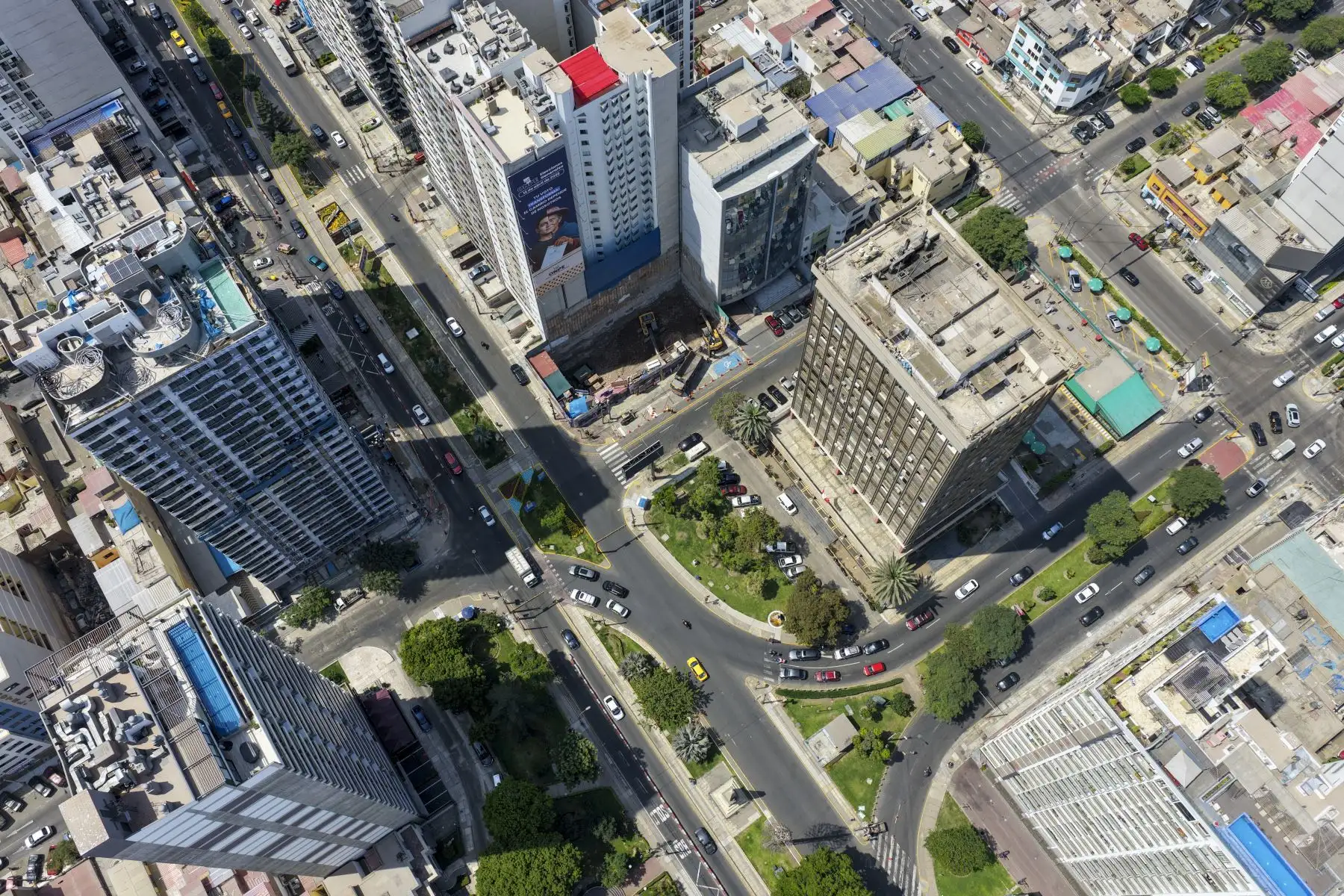 La Autoridad de Transporte Urbano (ATU) anunció que entre mayo y junio se iniciará la implementación de una vía exclusiva para el Corredor Azul en la avenida Arequipa, con el objetivo de priorizar el transporte público. Foto: ANDINA/Ricardo Cuba
Foto:ANDINA / Juan Carlos Guzmán Negrini