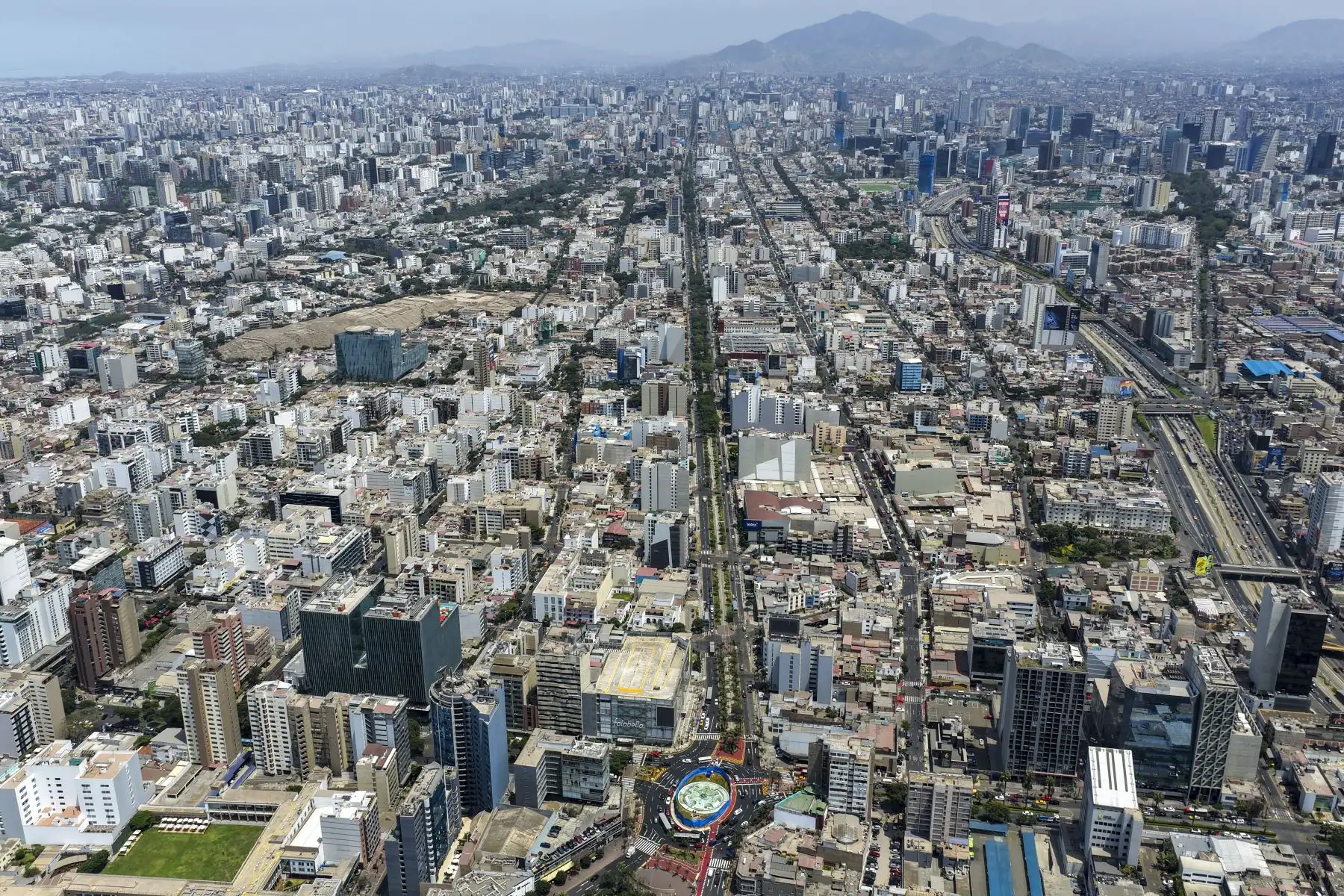 La Autoridad de Transporte Urbano (ATU) anunció que entre mayo y junio se iniciará la implementación de una vía exclusiva para el Corredor Azul en la avenida Arequipa, con el objetivo de priorizar el transporte público. Foto: ANDINA/Ricardo Cuba
Foto:ANDINA / Juan Carlos Guzmán Negrini