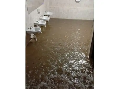 Aguas pluviales inundaron tres aulas prefabricadas del colegio Divina Providencia de Circa, ubicado en el distrito de Socabaya, Arequipa, tras registrarse una intensa lluvia el martes 20 de enero. ANDINA/Difusión