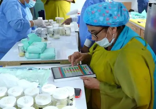 Un equipo de estudiantes, profesionales y especialistas del Banco de Leche Materna de Cusco unieron esfuerzos para desarrollar el primer aplicativo del mundo para la gestión integral de la leche materna que garantiza el registro y seguimiento de bebés hospitalizados, madres lactantes y donantes.  ANDINA/Difusión