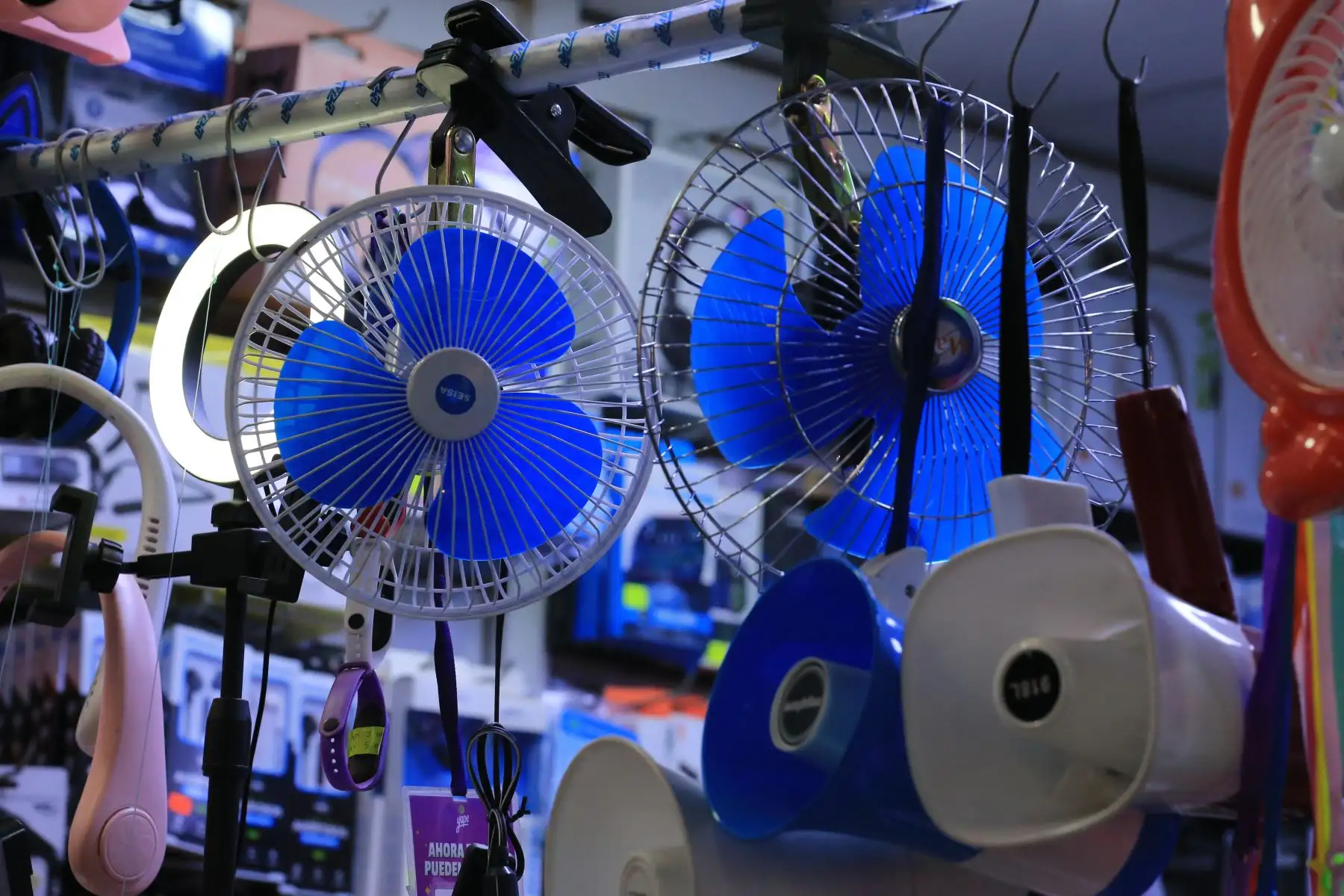 Las altas temperaturas en el país, generan una mayor compra de equipos de ventilación y aire acondicionado en el presente año. En la imagen, tiendas del mercado en Mesa Redonda.
Foto: ANDINA/Héctor Vinces