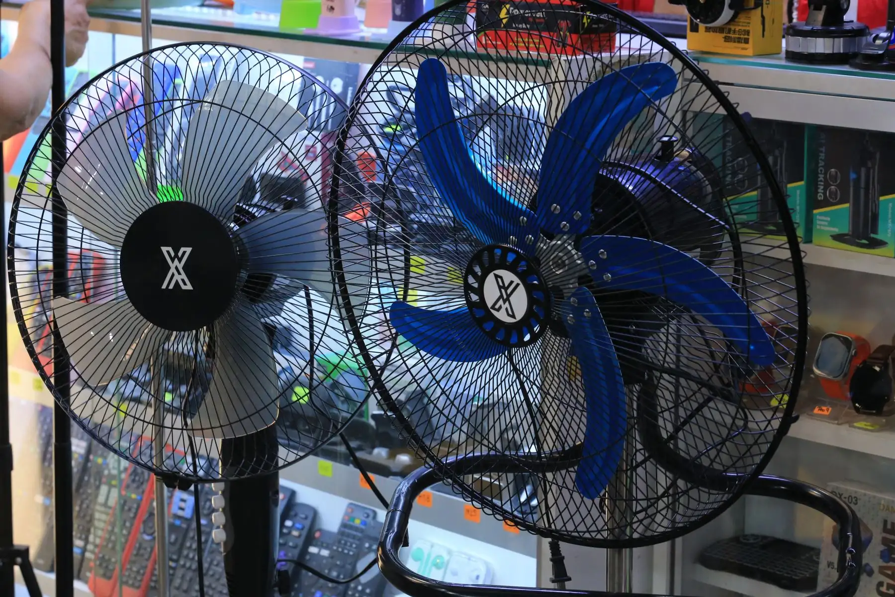 Las altas temperaturas en el país, generan una mayor compra de equipos de ventilación y aire acondicionado en el presente año. En la imagen, tiendas del mercado en Mesa Redonda.
Foto: ANDINA/Héctor Vinces