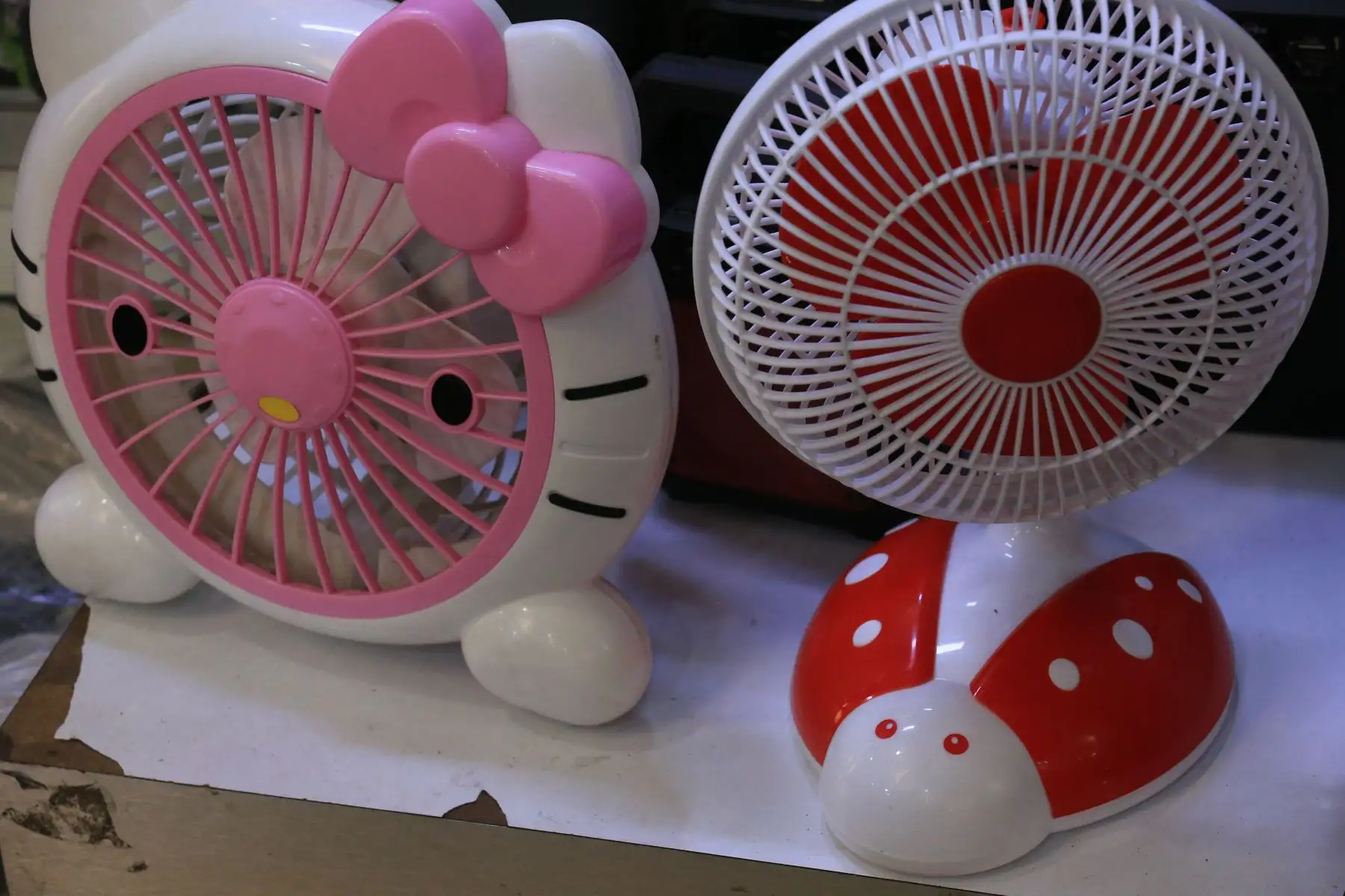 Las altas temperaturas en el país, generan una mayor compra de equipos de ventilación y aire acondicionado en el presente año. En la imagen, tiendas del mercado en Mesa Redonda.
Foto: ANDINA/Héctor Vinces