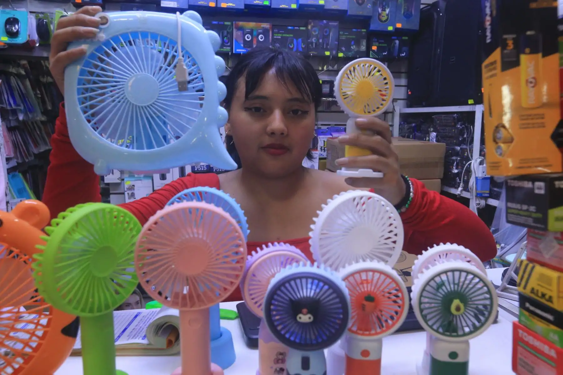 Las altas temperaturas en el país, generan una mayor compra de equipos de ventilación y aire acondicionado en el presente año. En la imagen, tiendas del mercado en Mesa Redonda.
Foto: ANDINA/Héctor Vinces