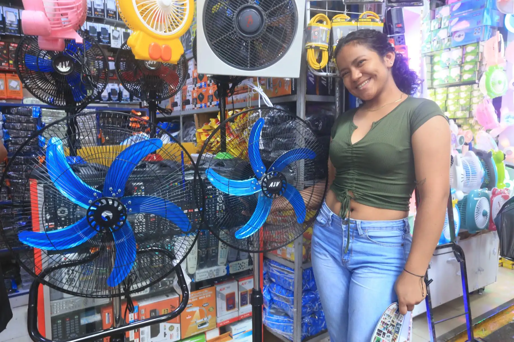 Las altas temperaturas en el país, generan una mayor compra de equipos de ventilación y aire acondicionado en el presente año. En la imagen, tiendas del mercado en Mesa Redonda.
Foto: ANDINA/Héctor Vinces